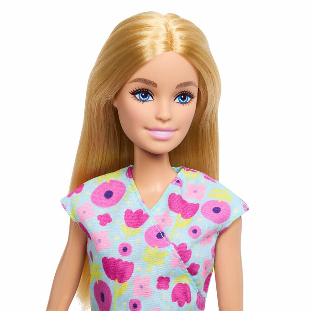 Eine Barbie-Puppe mit blonden Haaren trägt ein blaues Kleid mit rosa Blumen.
