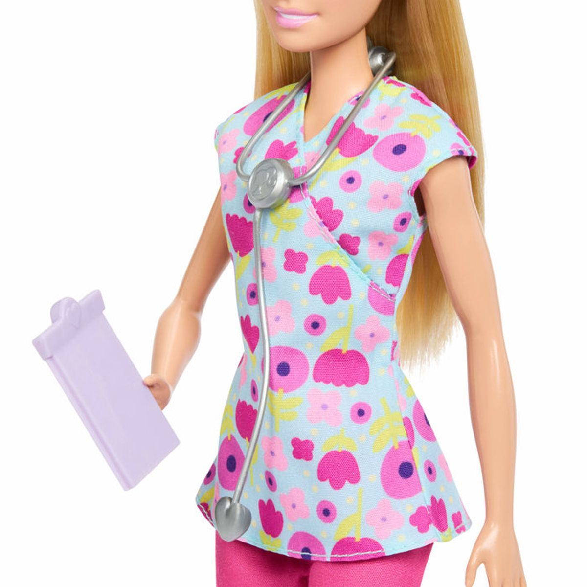 Barbie-Puppe mit Stethoskop und Klemmbrett, trägt ein hellblaues Oberteil mit Blumenmuster.