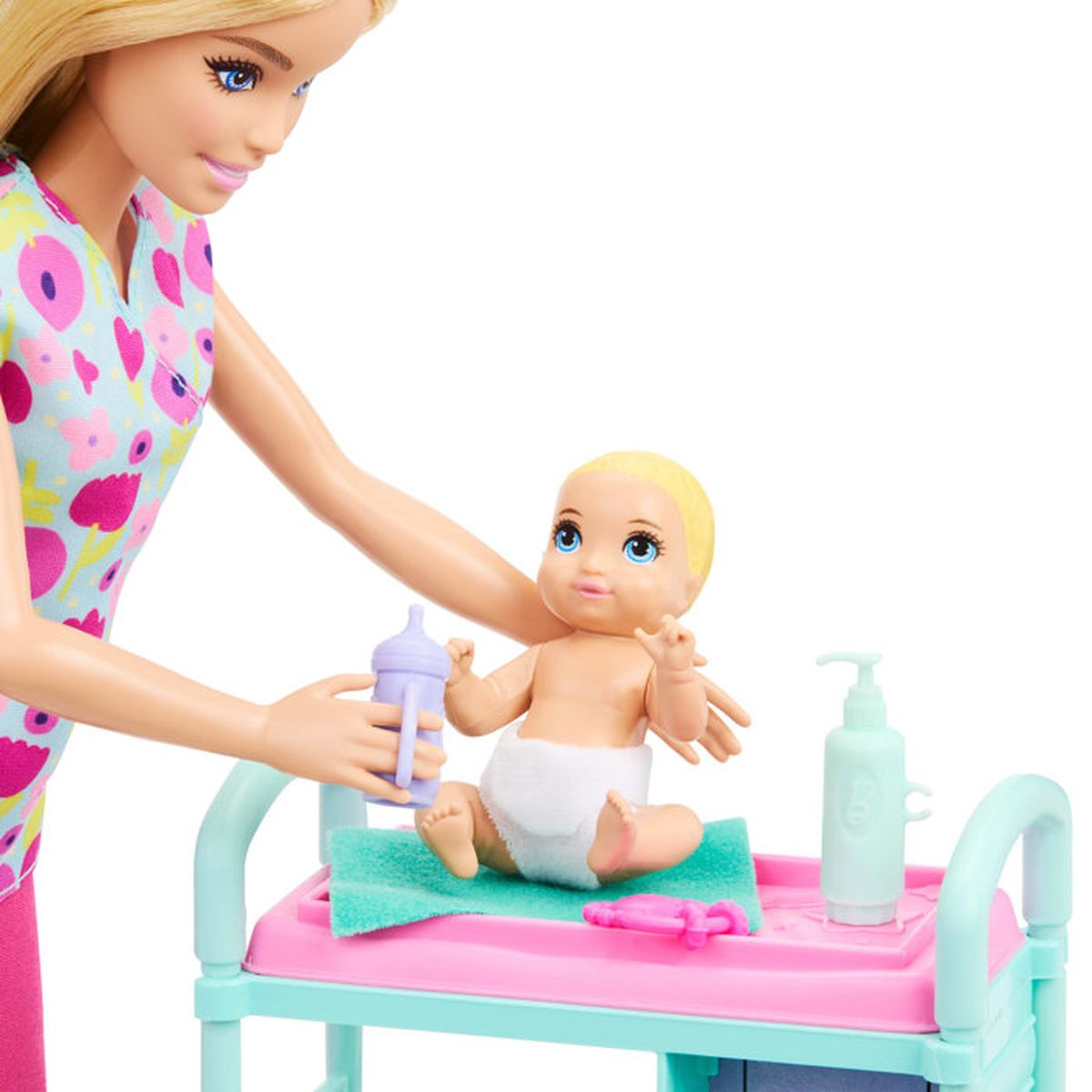 Barbie gibt einem Baby mit einer Flasche auf einem Wickeltisch zu essen.
