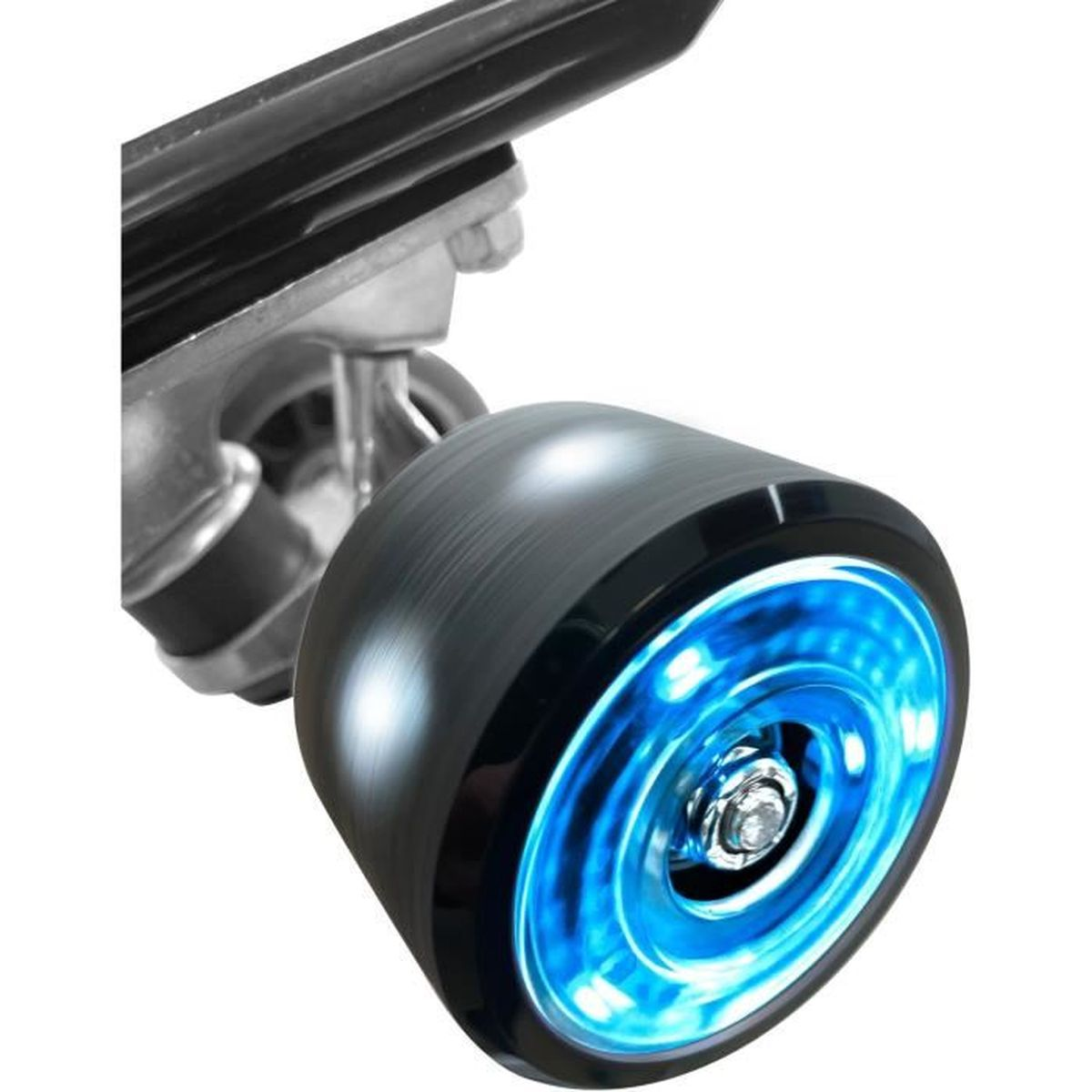 Nahaufnahme eines schwarzen Skateboardrads mit hellblauen LED-Lichtern.