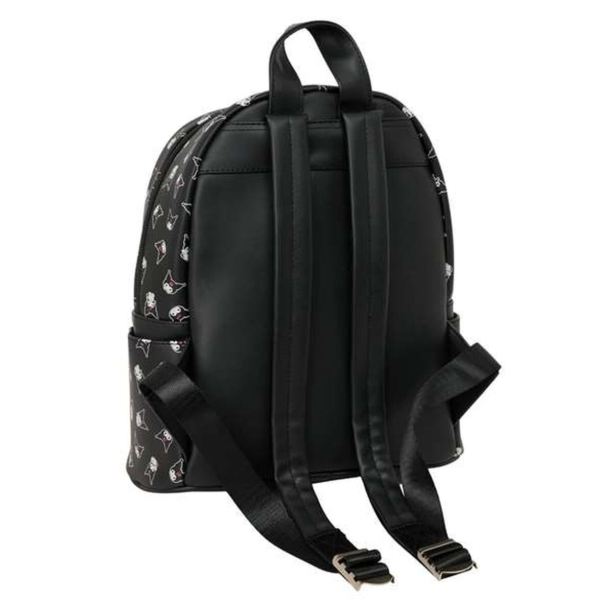 Ein schwarzer Rucksack mit weißen und roten Motiven, verstellbaren Trägern.