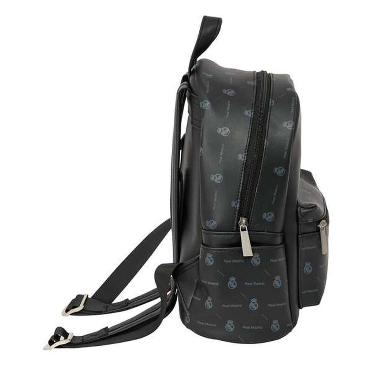 Schwarzer Rucksack mit Real Madrid Logo Muster, von der Seite gezeigt.