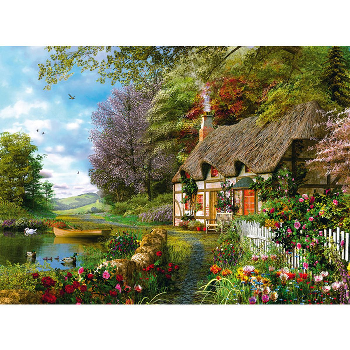 Cottage con tetto di paglia vicino a uno stagno con anatre e cigni. Fiori e alberi circondano la casa.