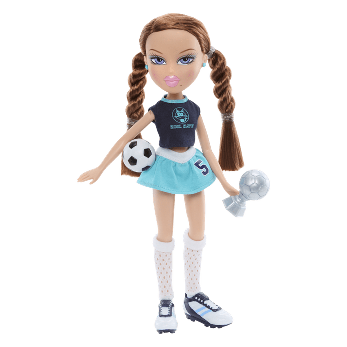Eine Puppe mit Zöpfen trägt Fußballkleidung und hält einen Ball und eine Trophäe.