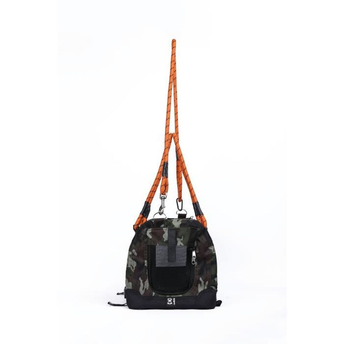 Tarnfarbene Tasche mit Netzfenster und orangefarbenen Seilen, die an Haken befestigt sind.