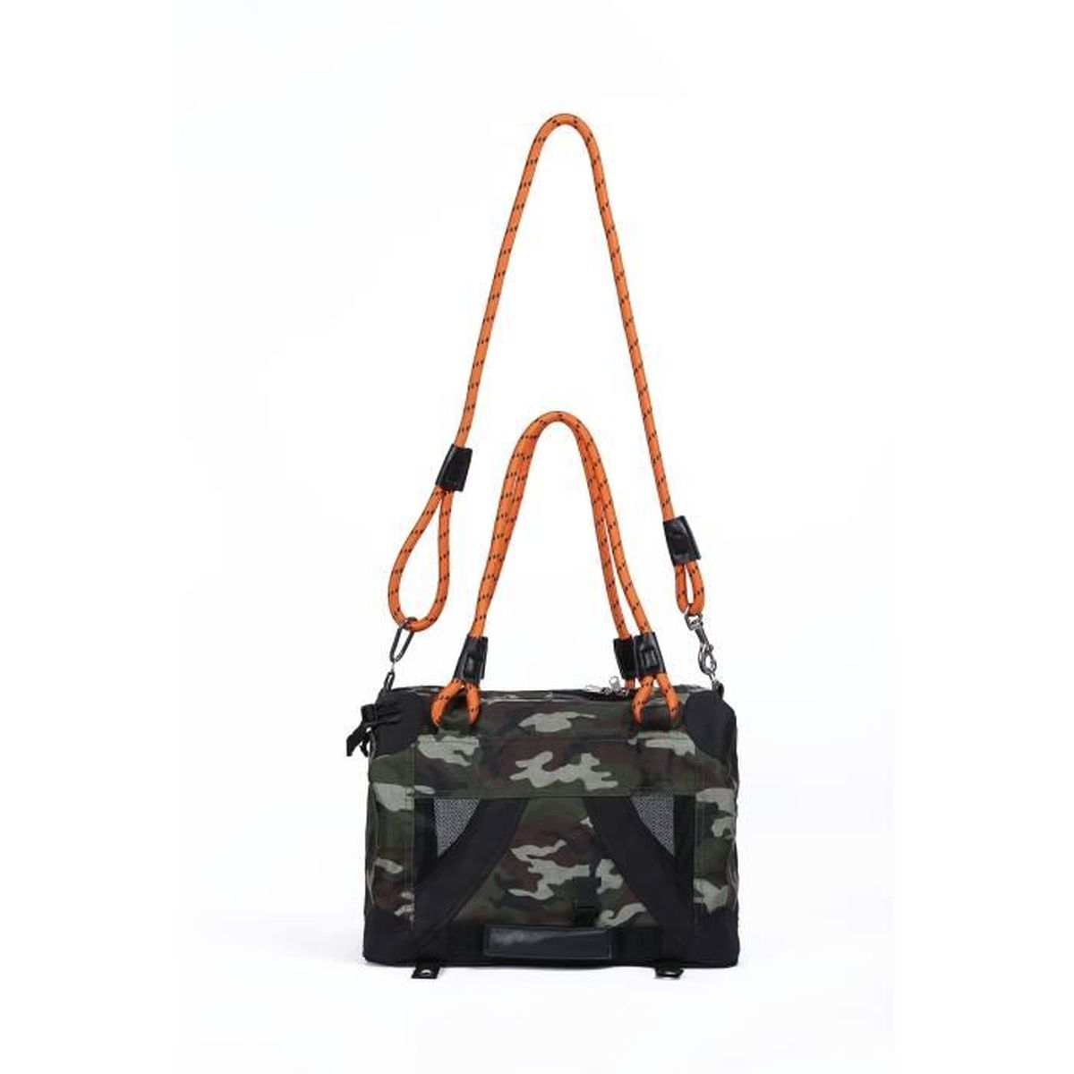 Tarnfarbene Tasche mit orangefarbenen Seilgriffen und Riemen auf weißem Hintergrund.