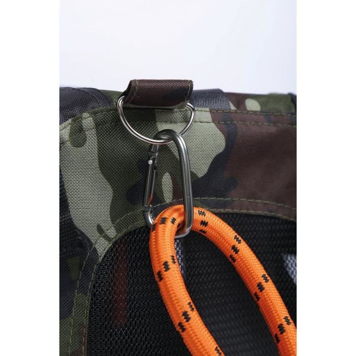 Ein silberner Karabinerhaken hängt an einer Schlaufe einer Tarnfarbenen Tasche und hält ein orangefarbenes Seil.