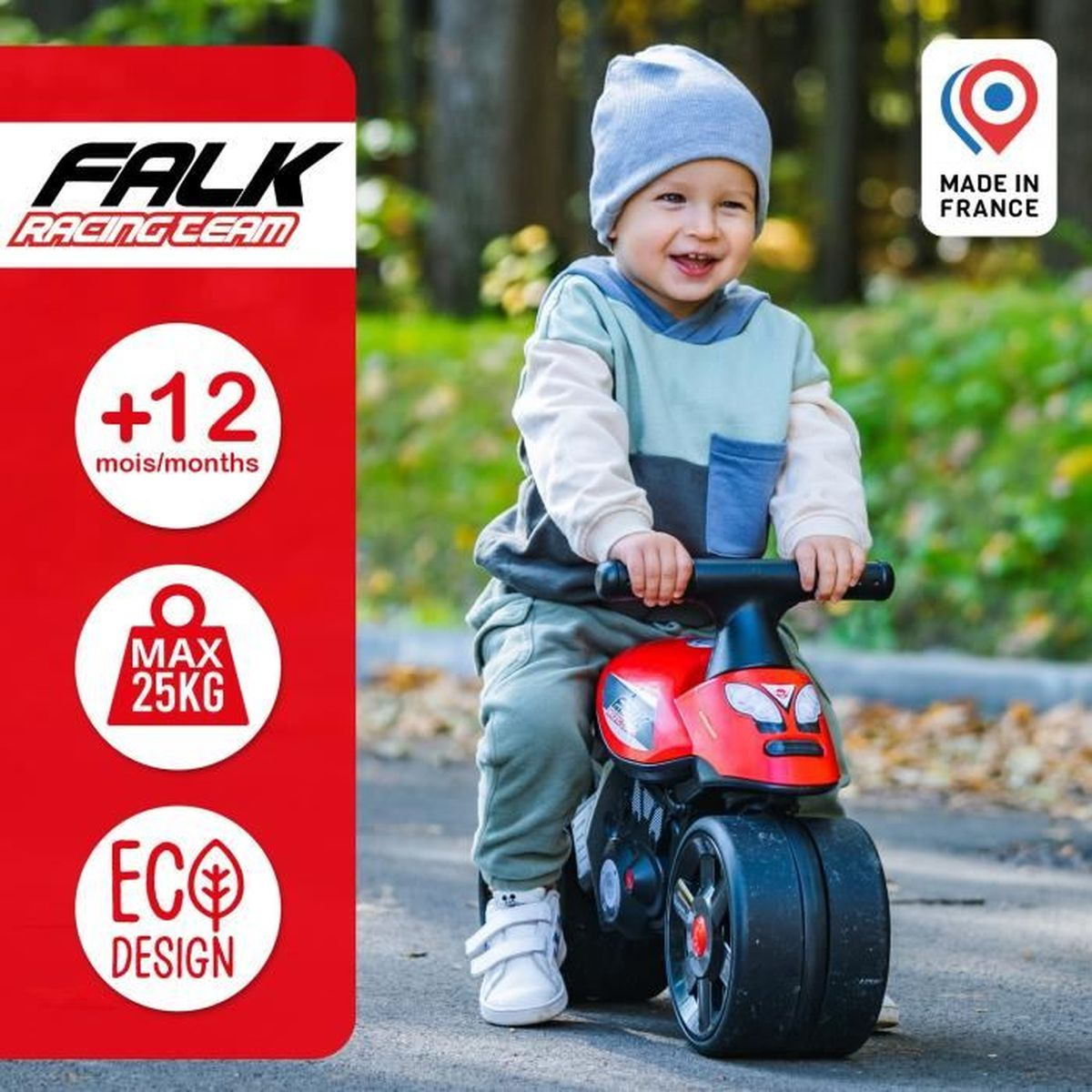 Un bambino sorridente guida una moto giocattolo rossa. Logo Falk Racing Team.