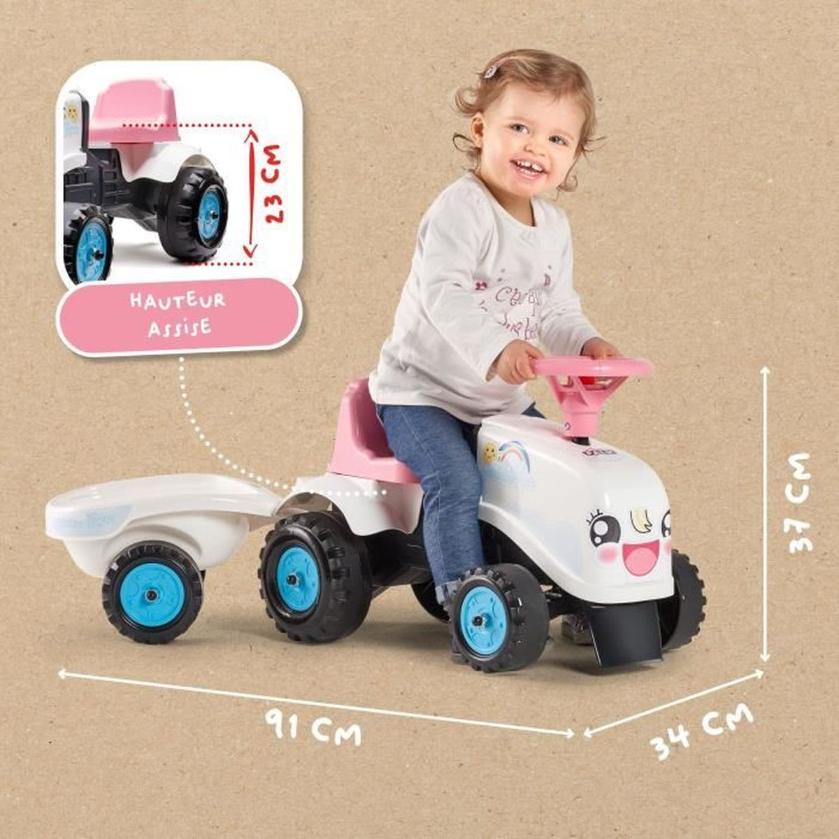 Ein kleines Mädchen fährt einen weißen Traktor mit Anhänger. Maße sind angegeben.