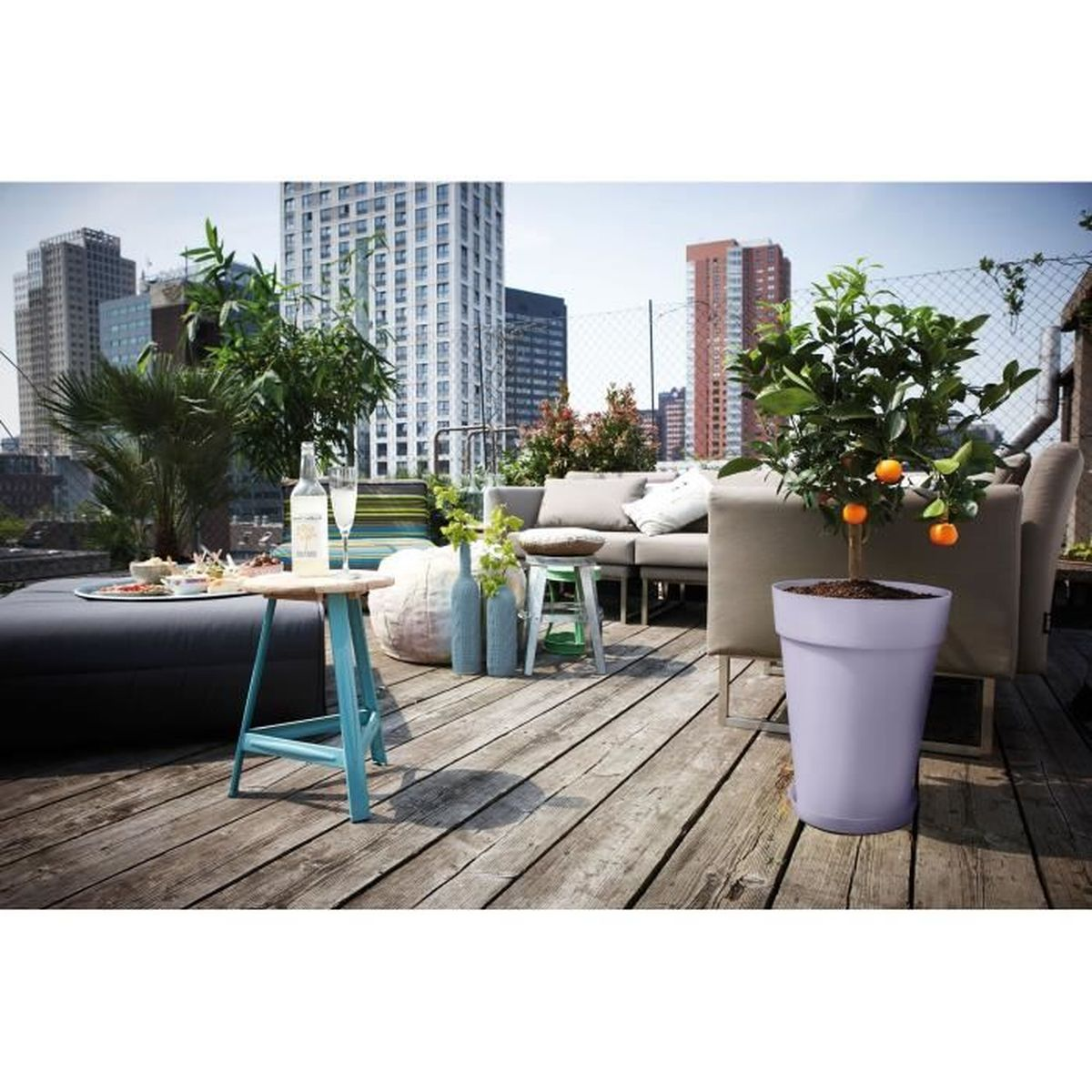 Rooftop-Terrasse mit Stadtblick, Möbeln und einem Orangenbaum.
