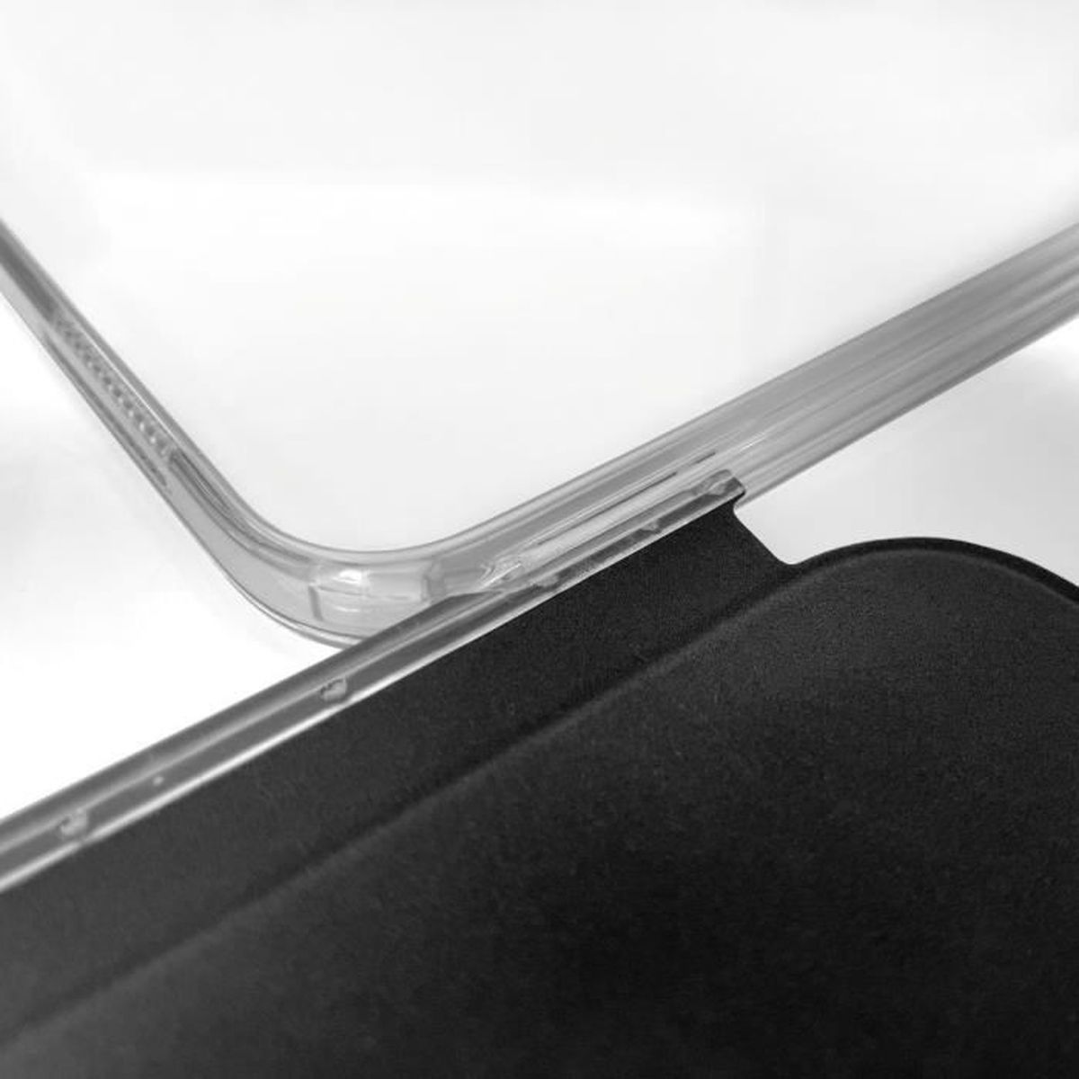 Nahaufnahme einer transparenten Hülle mit einer schwarzen Oberfläche.