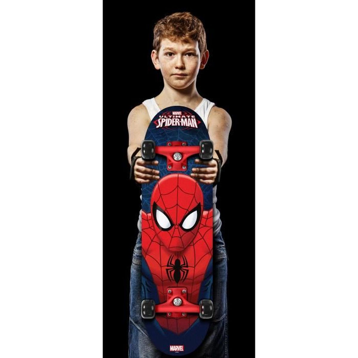 Un ragazzo rosso tiene uno skateboard con grafica di Spider-Man.