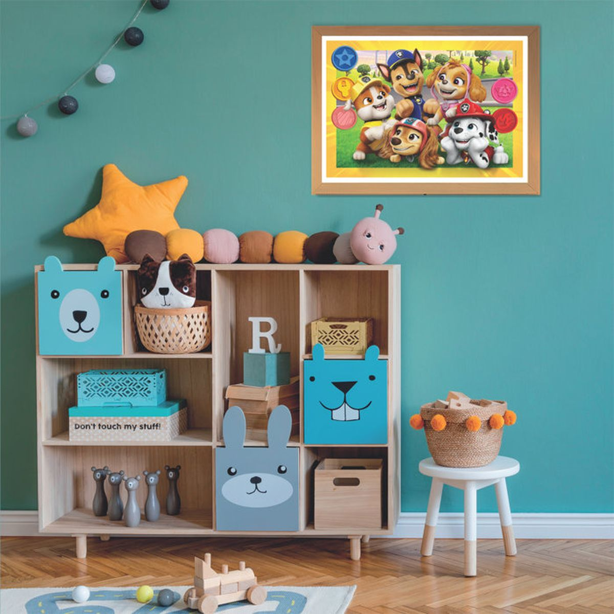 Stanza per bambini con scaffale pieno di giocattoli e quadro di cani.