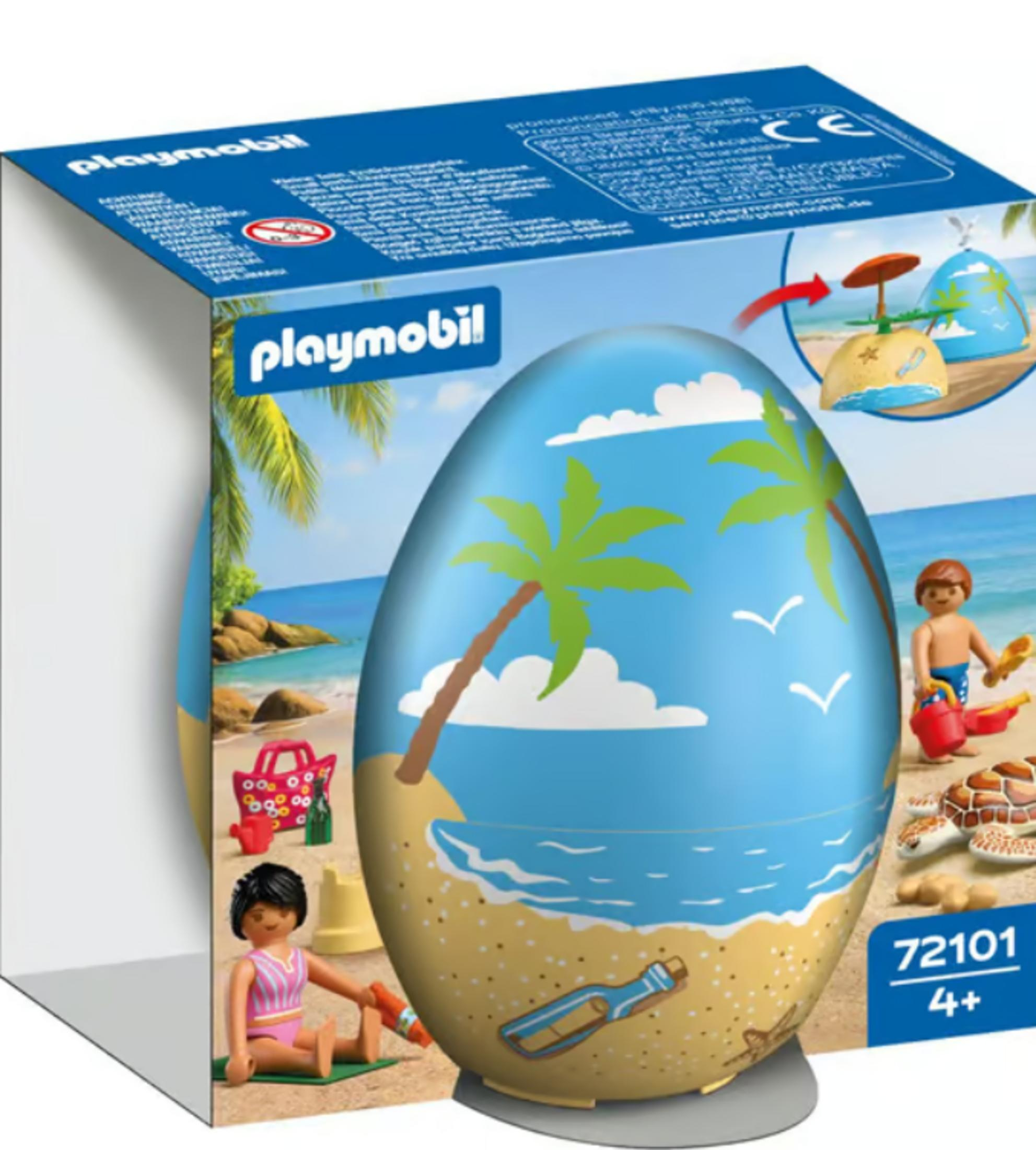 Huevo de playa Playmobil con figuras, tortuga, bolso y cubo en la arena.