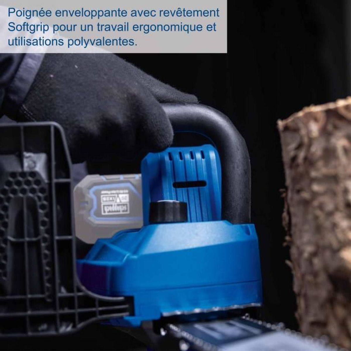 Hand hält eine blaue Kettensäge mit Akku neben Holz.