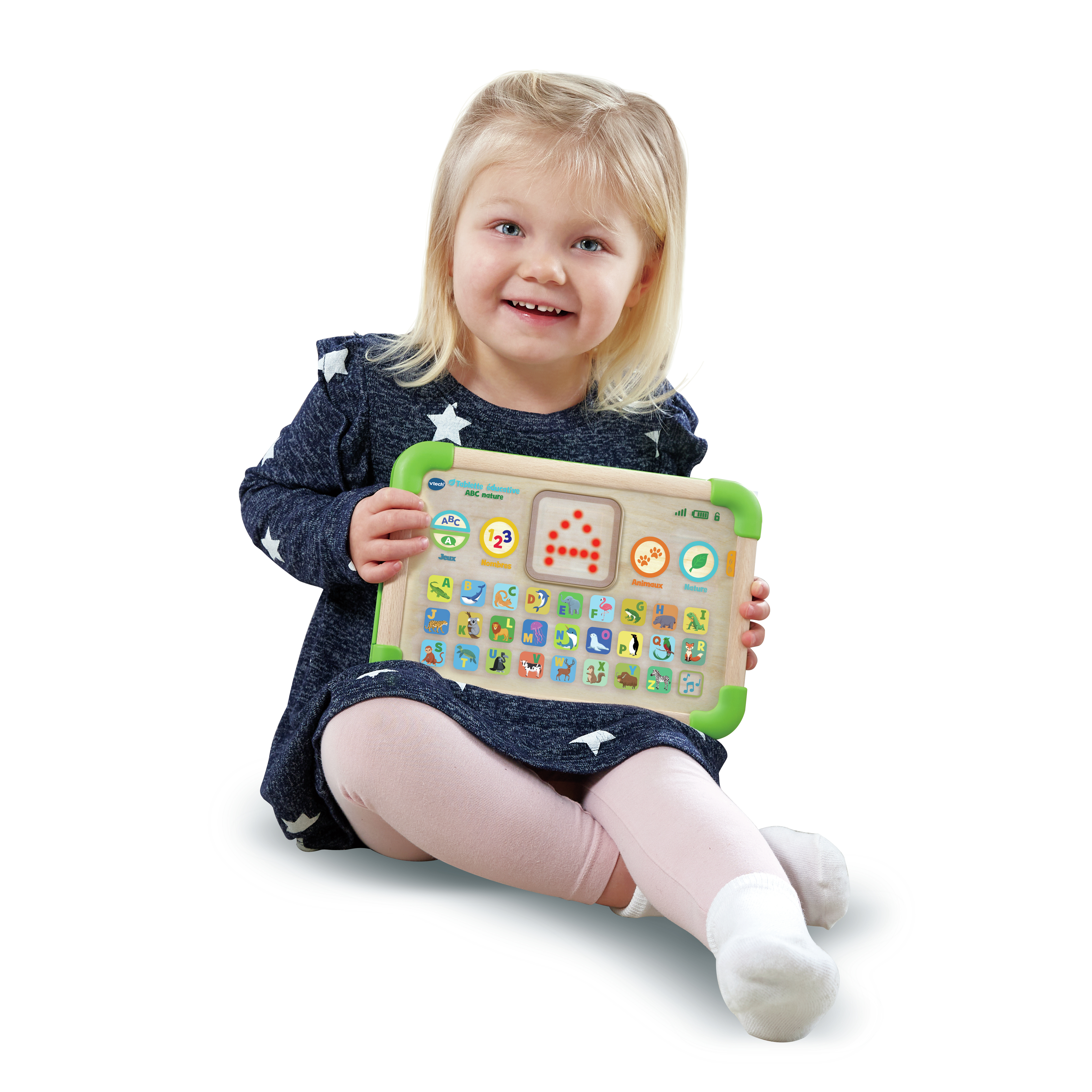 Une jeune fille blonde tient un jouet éducatif coloré avec des animaux et des lettres.