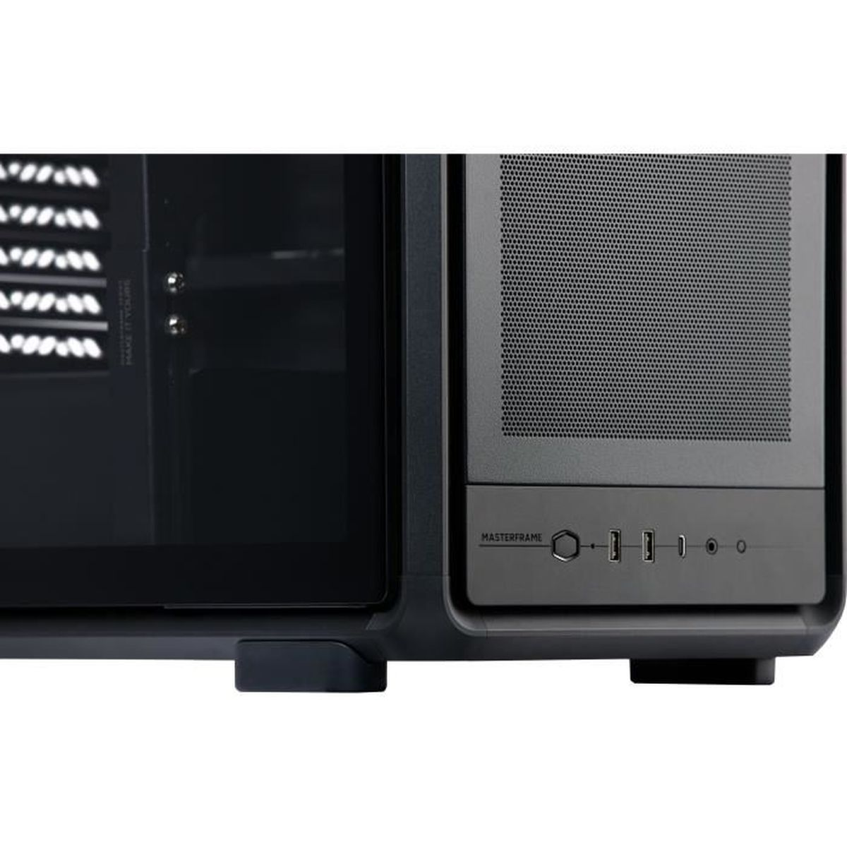 Schwarzes Computergehäuse mit Glasfenster und Lüftungsgitter vorne mit Anschlüssen.