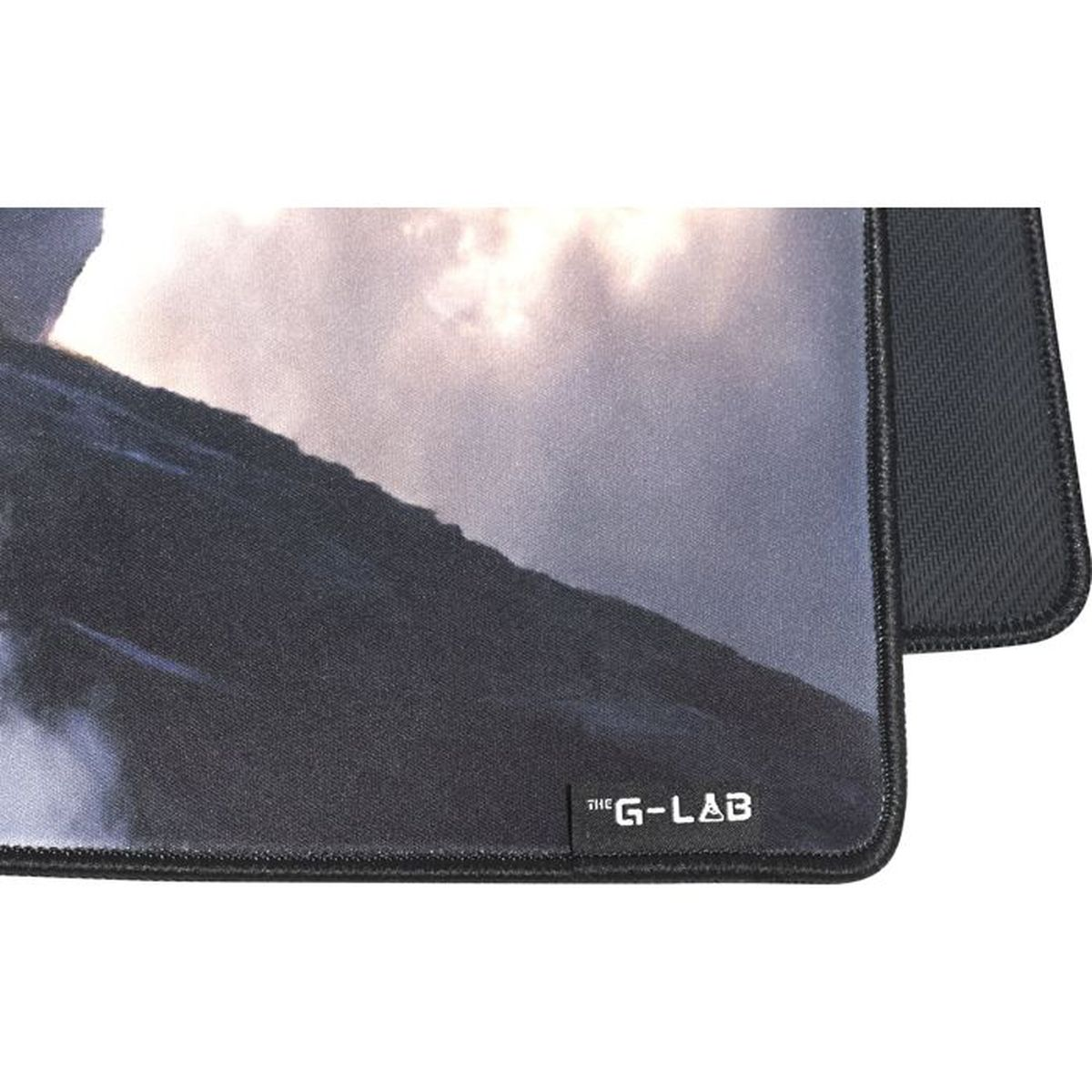 G-Lab Mauspad mit Berg- und Wolkenmotiv, schwarzer Rand.