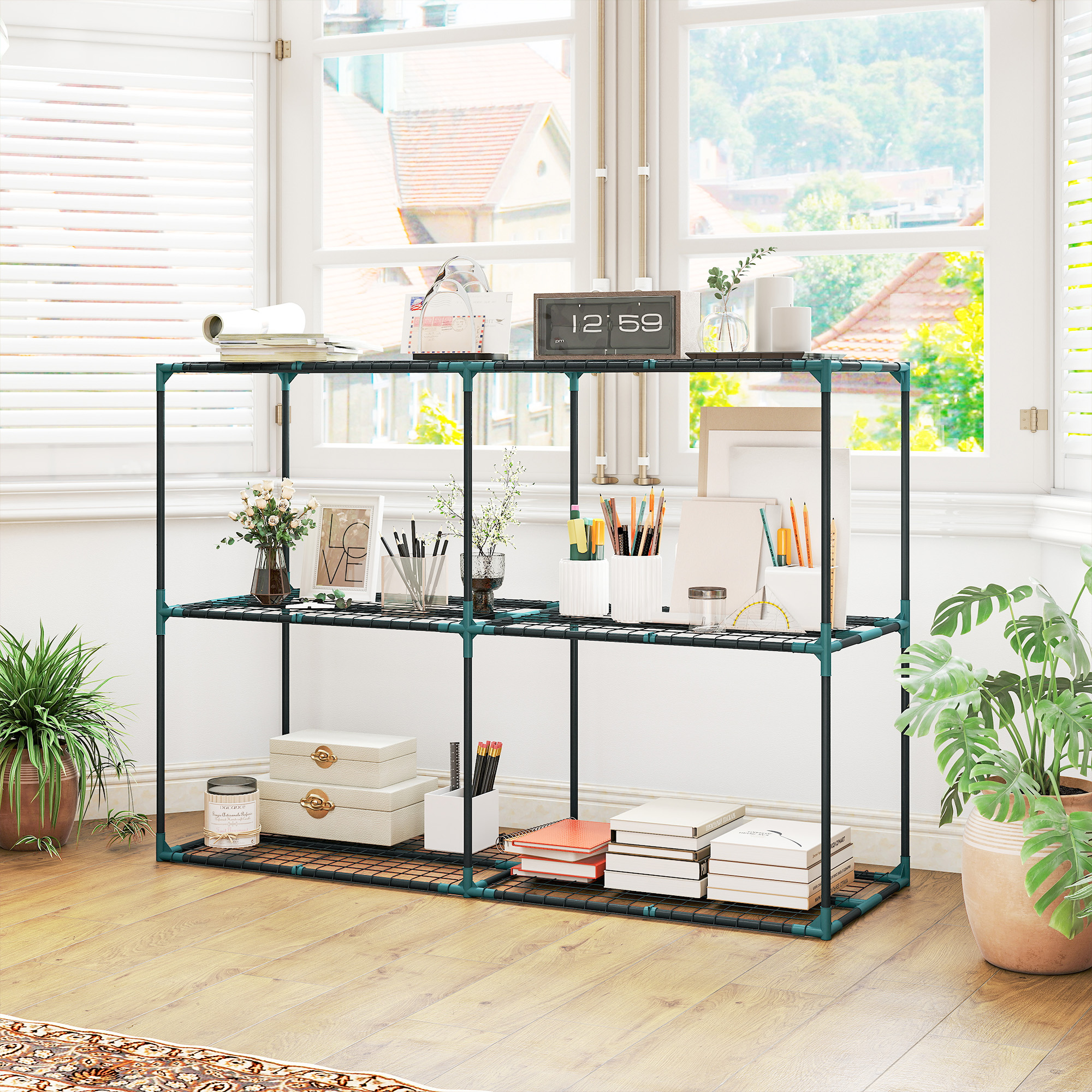 Un estante de metal negro tiene libros, decoración y plantas junto a una ventana.