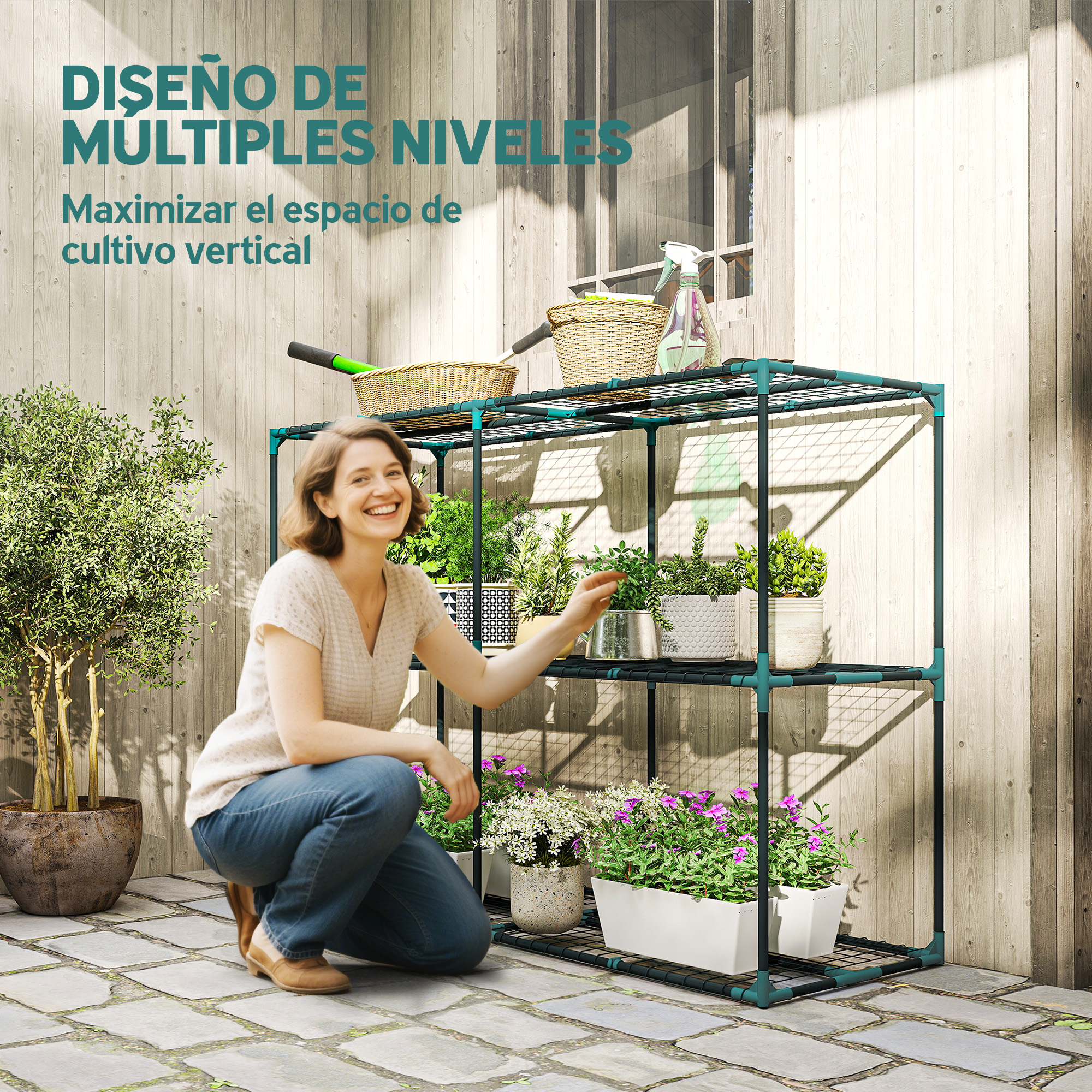 Una mujer se arrodilla junto a un estante verde con plantas y herramientas.
