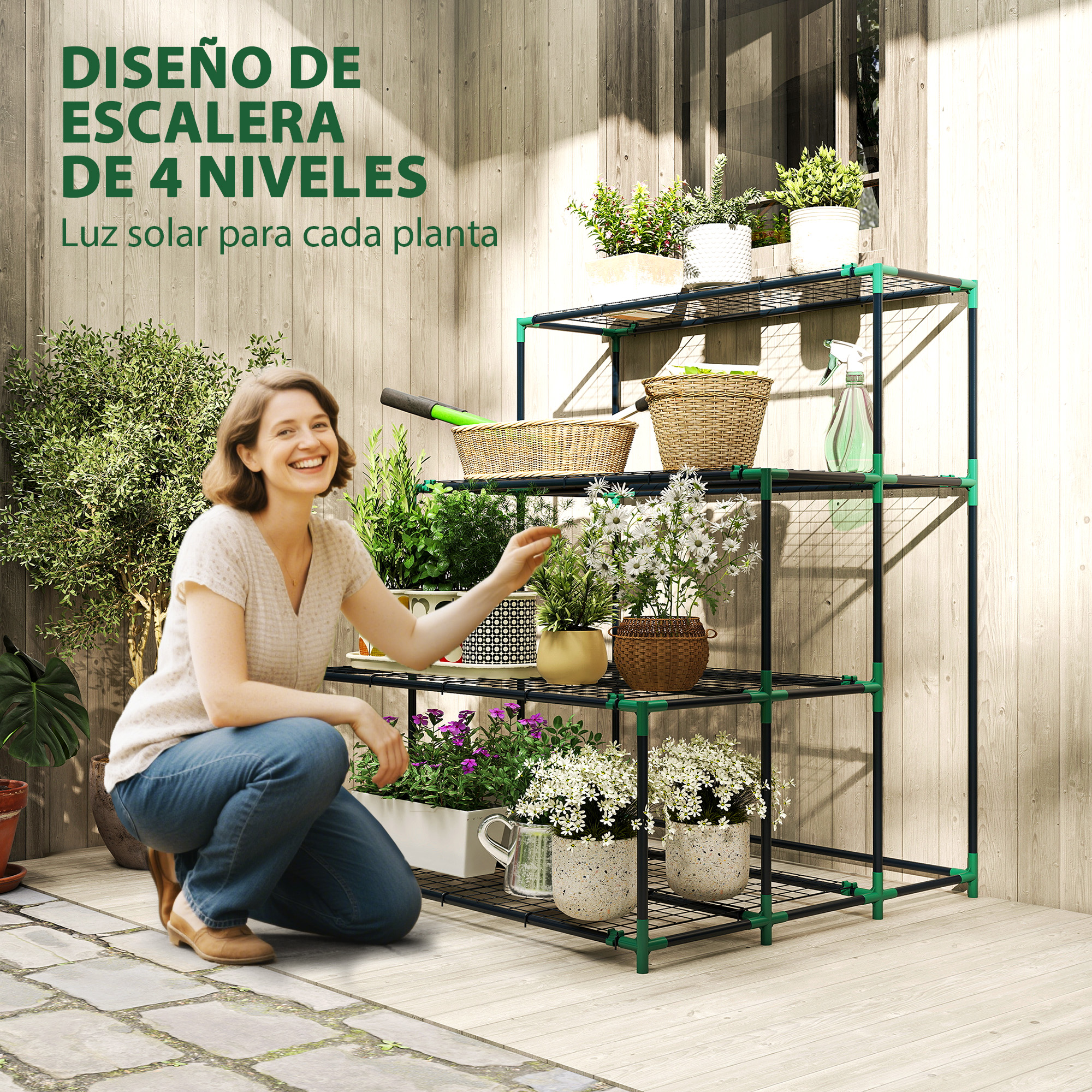 Mujer arrodillada frente a estantería de 4 niveles con plantas y herramientas.
