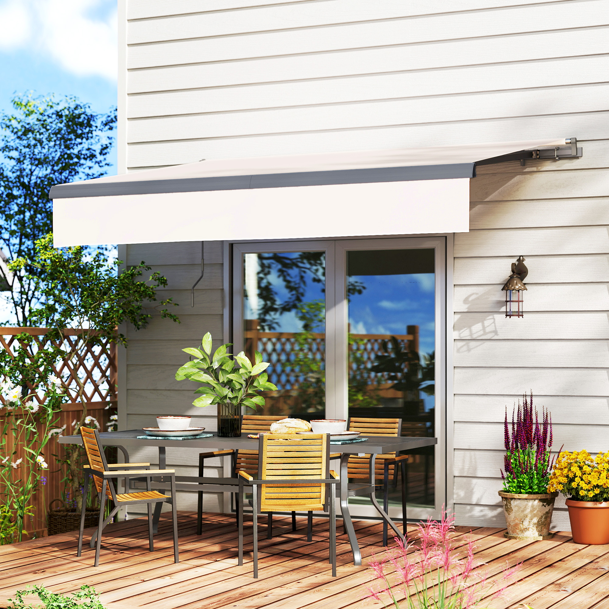 Patio con mesa, sillas, plantas y toldo.