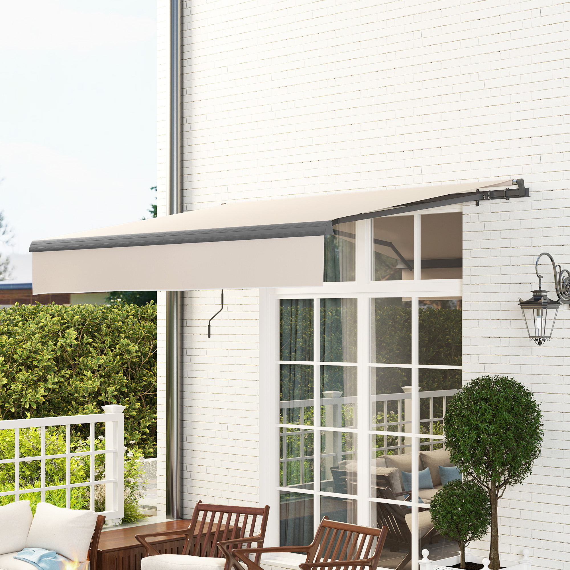 Un toldo beige extendido sobre un patio con muebles.