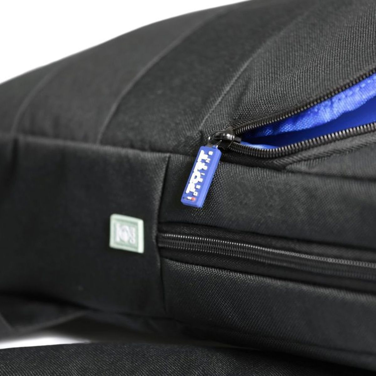 Nahaufnahme einer schwarzen Tasche mit offenem Reißverschluss und blauem Innenfutter.