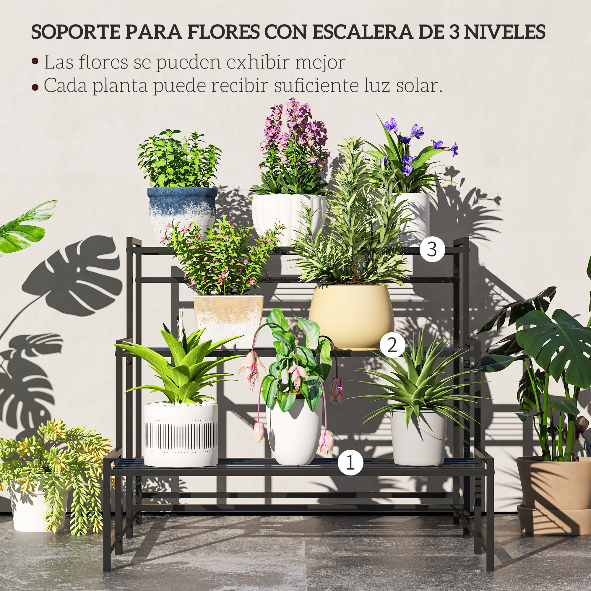 Un soporte para plantas de tres niveles exhibe varias plantas en macetas.