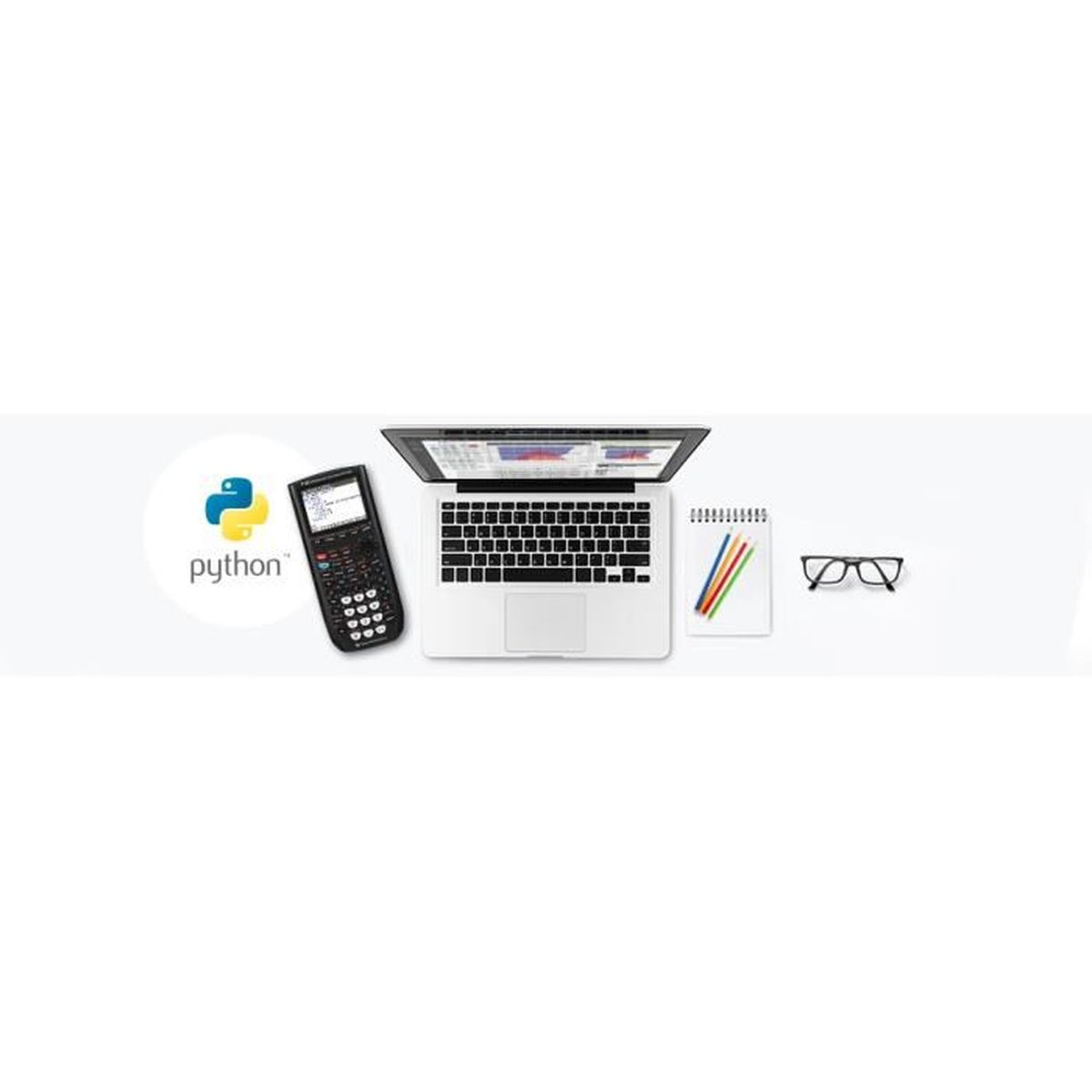 Laptop, Taschenrechner, Notizbuch mit Stiften und Brille auf weißem Hintergrund.