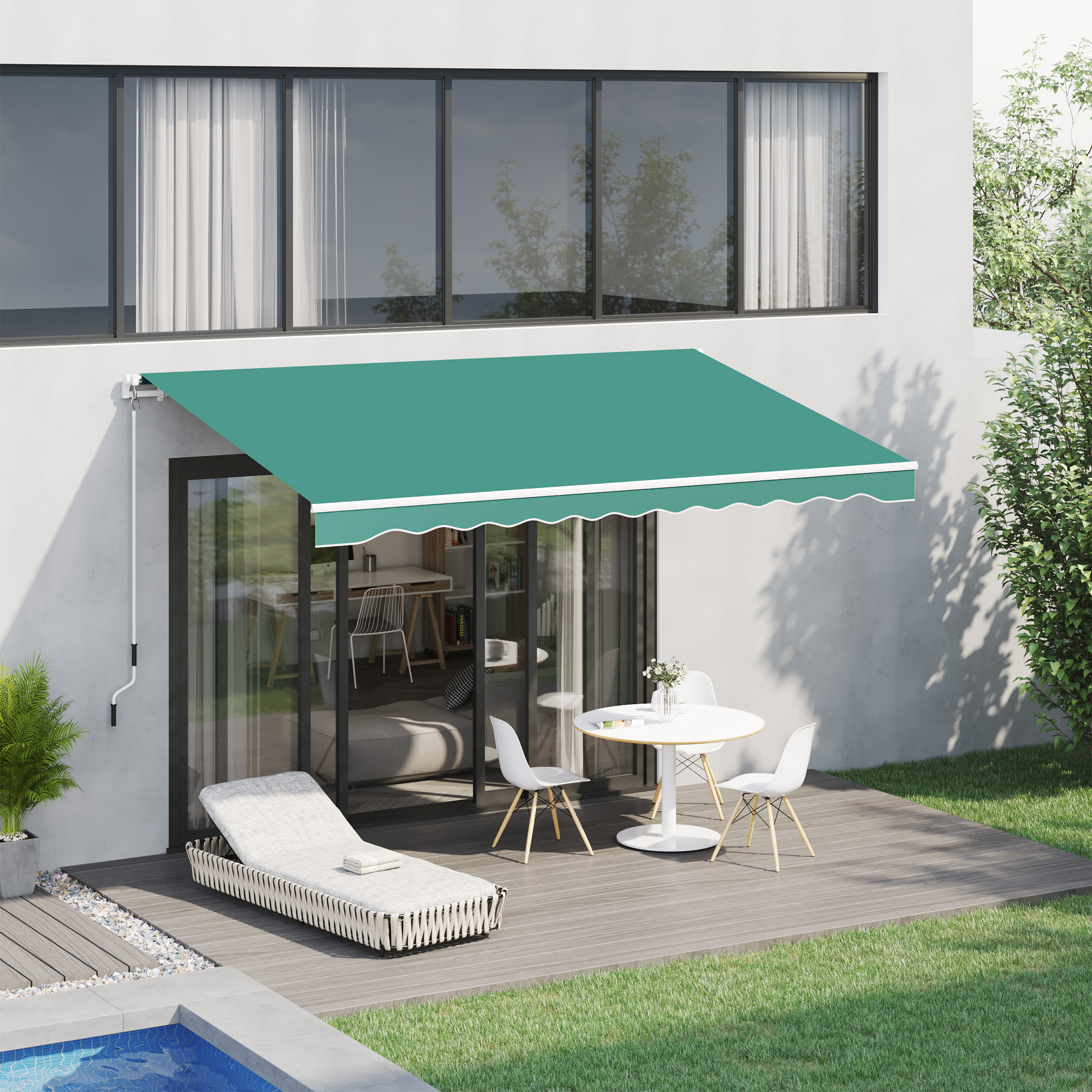 Una tenda da sole verde acqua con bordo bianco su un patio con mobili da esterno.