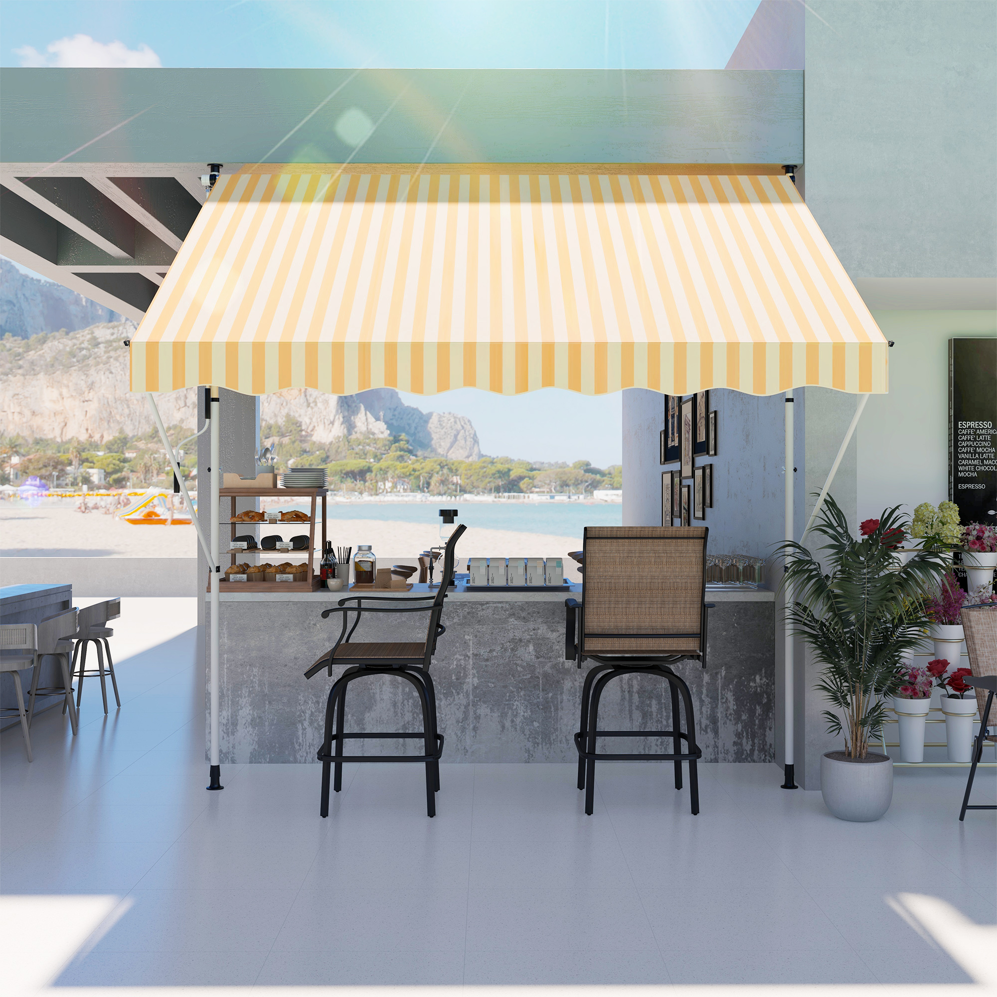 Un café en la playa con toldo a rayas amarillas y blancas, taburetes y vistas al mar.