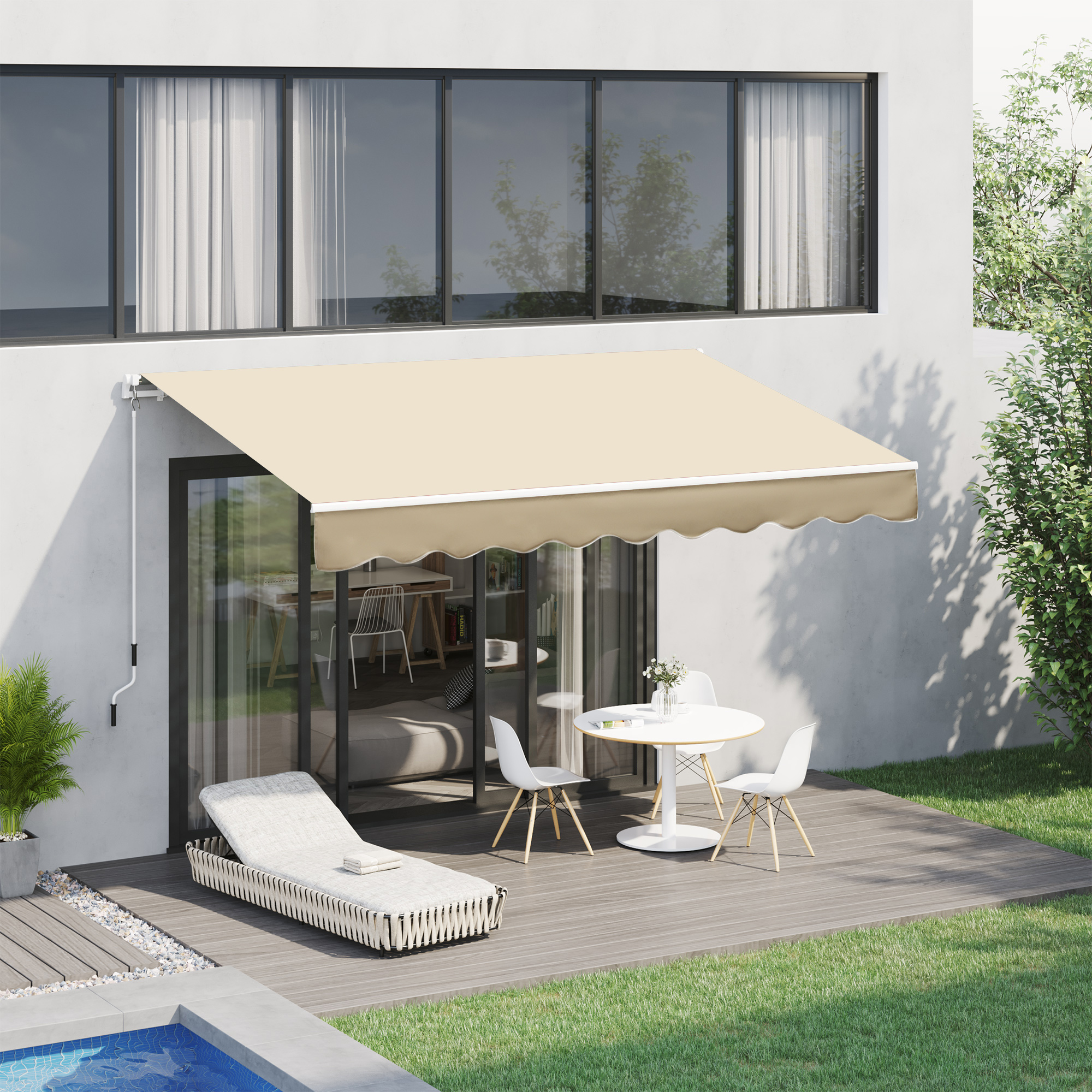 Una tenda da sole beige sopra un tavolo da patio con sedie e un lettino.