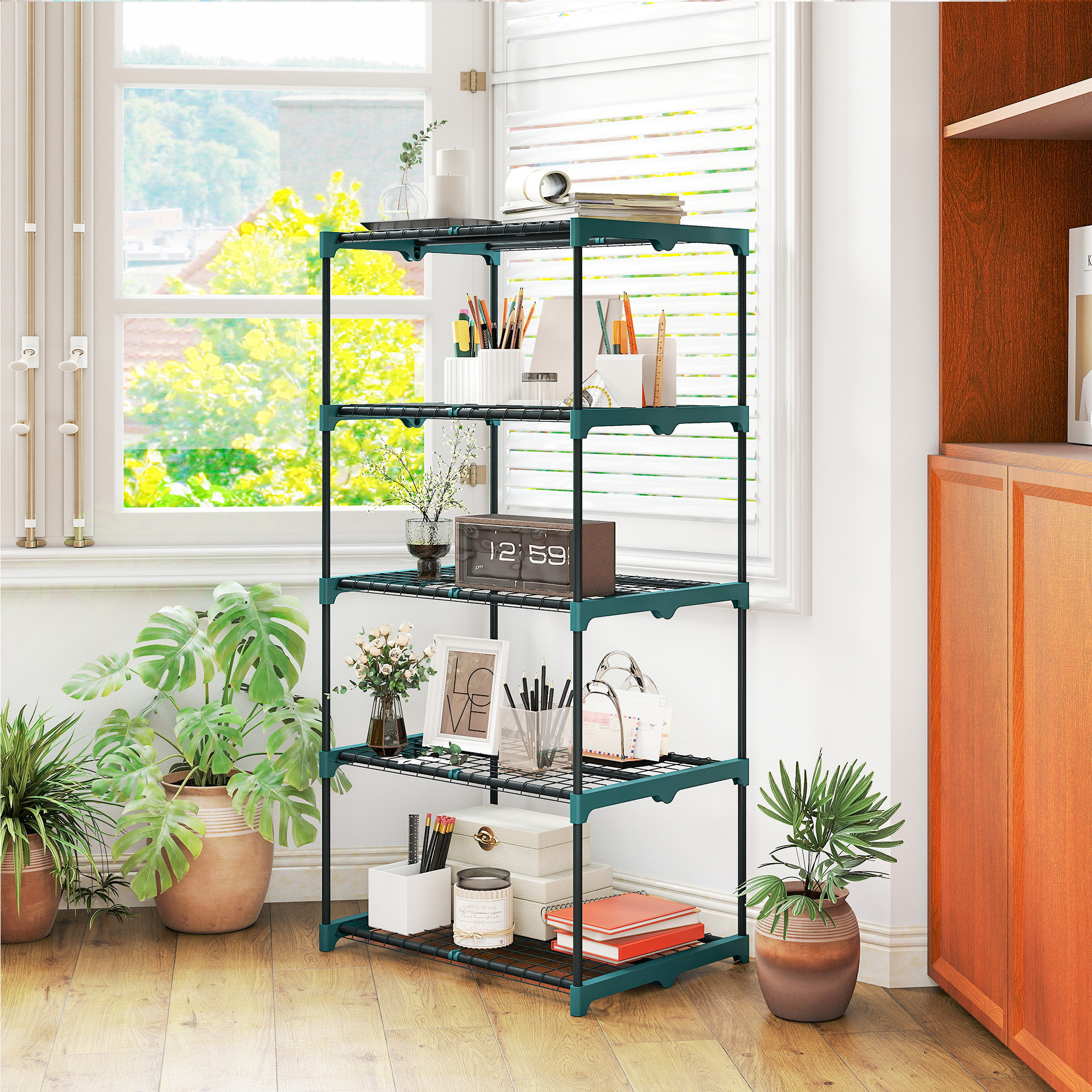 Una estantería de 5 niveles turquesa tiene decoración, plantas y material de oficina cerca de una ventana.