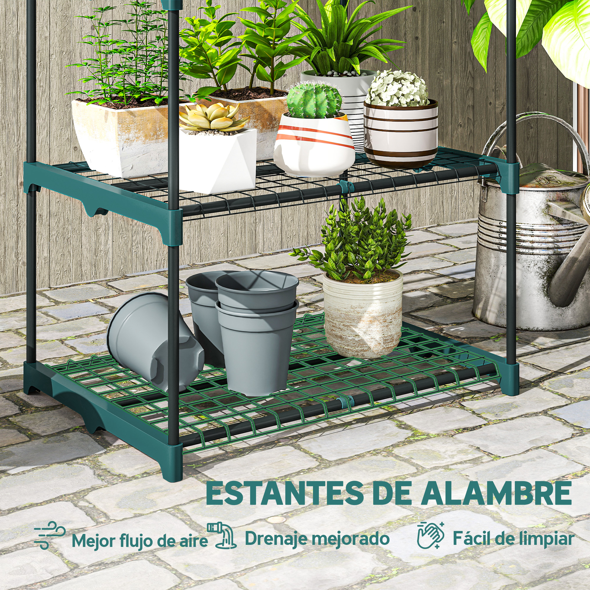 Estantería verde oscura con plantas en maceta, macetas y regadera al aire libre.