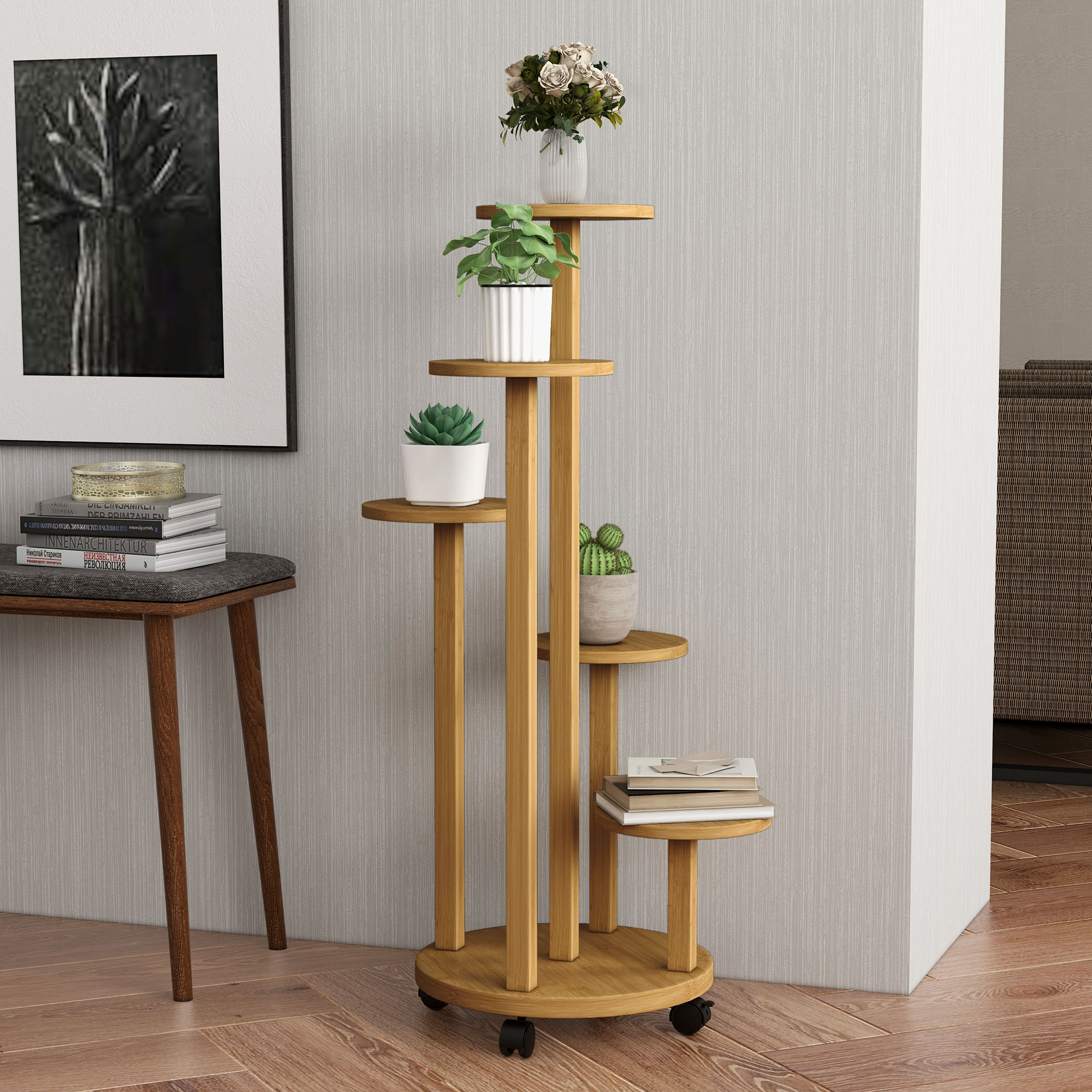Un soporte de plantas de madera de varios niveles decorado con plantas y libros.