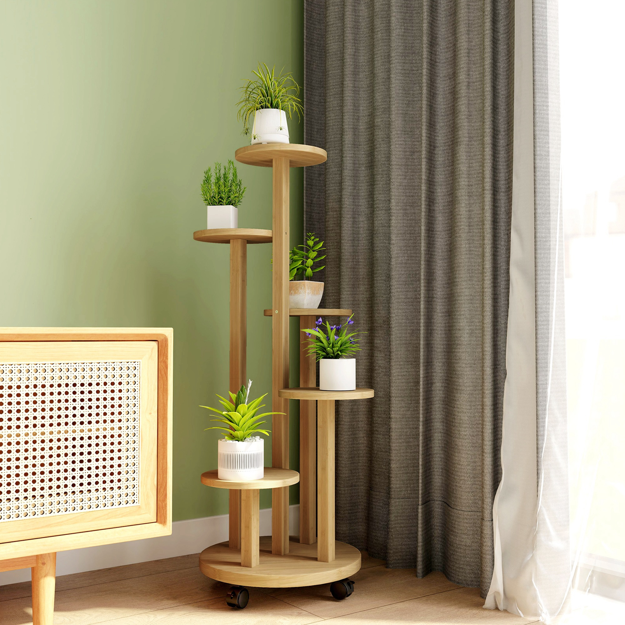 Un soporte de plantas de madera con varias plantas está junto a un armario y cortinas.