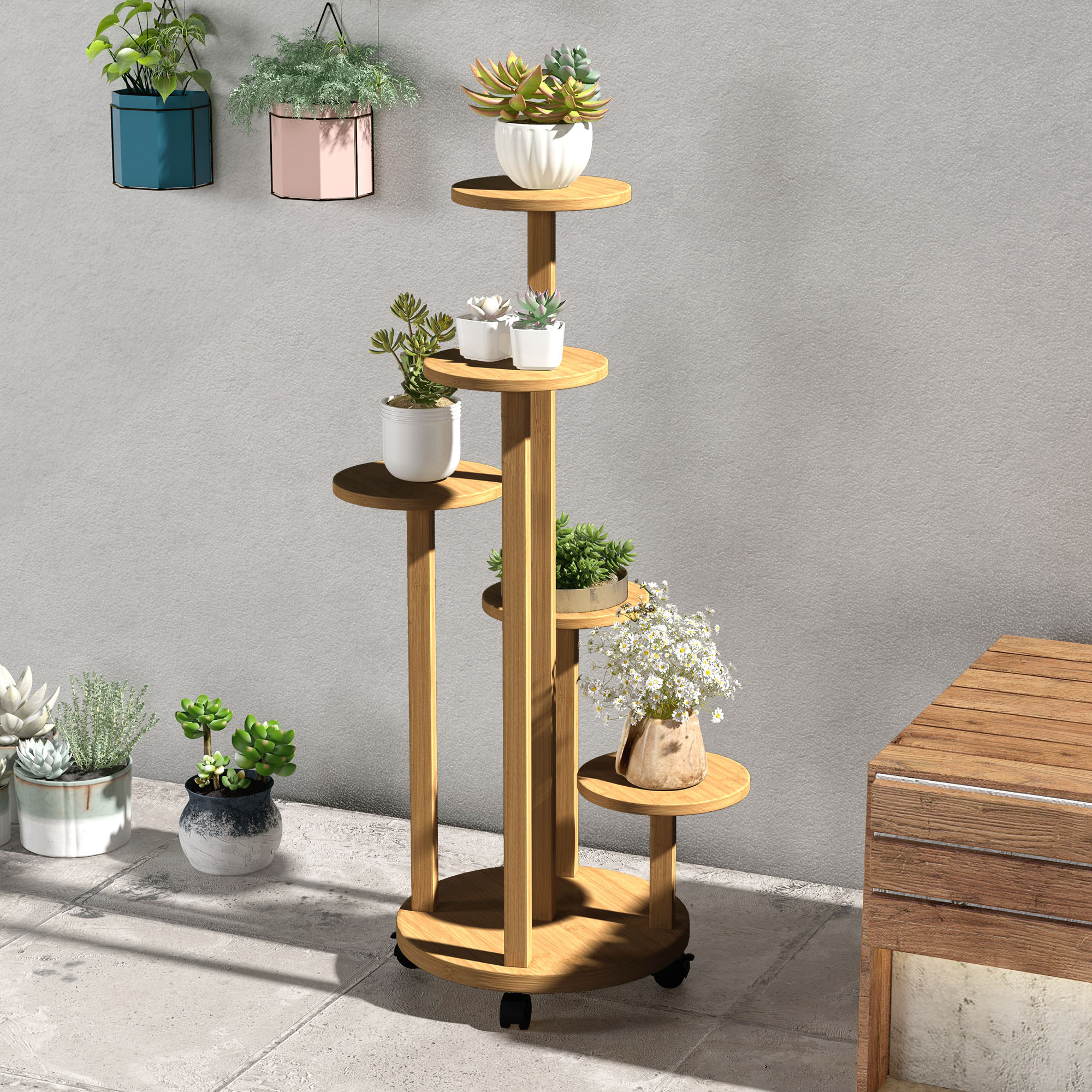 Un soporte de plantas de madera de varios niveles se asienta sobre un suelo de baldosas.