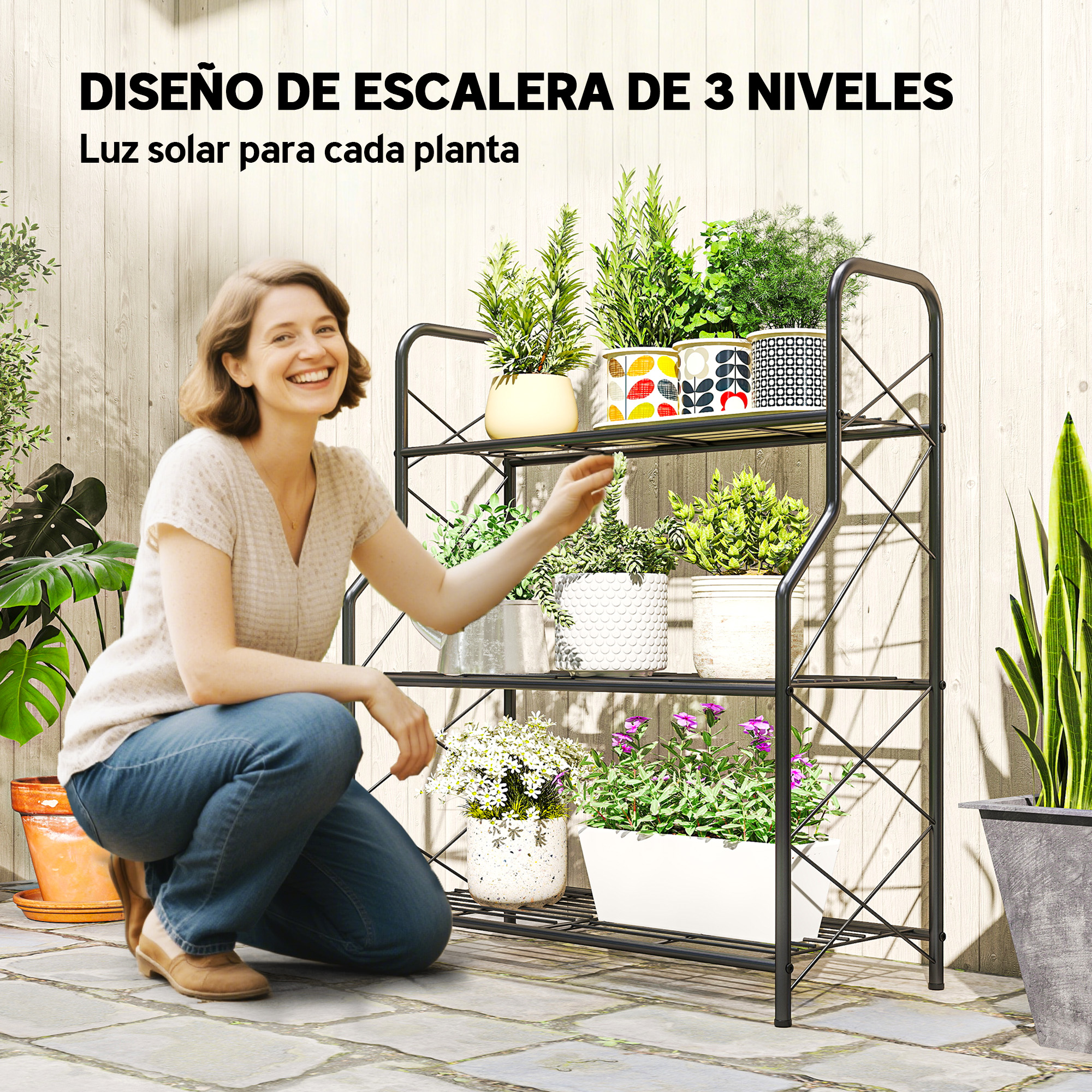 Mujer arrodillada ante estantería negra de plantas. Pared de madera de fondo.