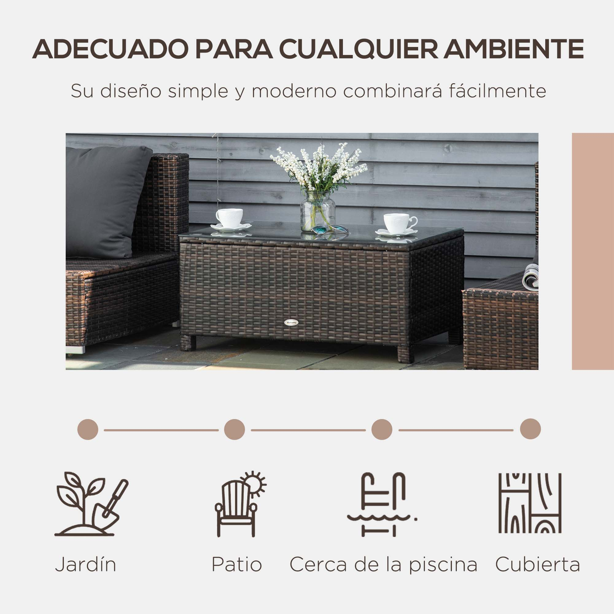 Muebles de ratán con cojines y flores sobre mesa ante paredes de madera.