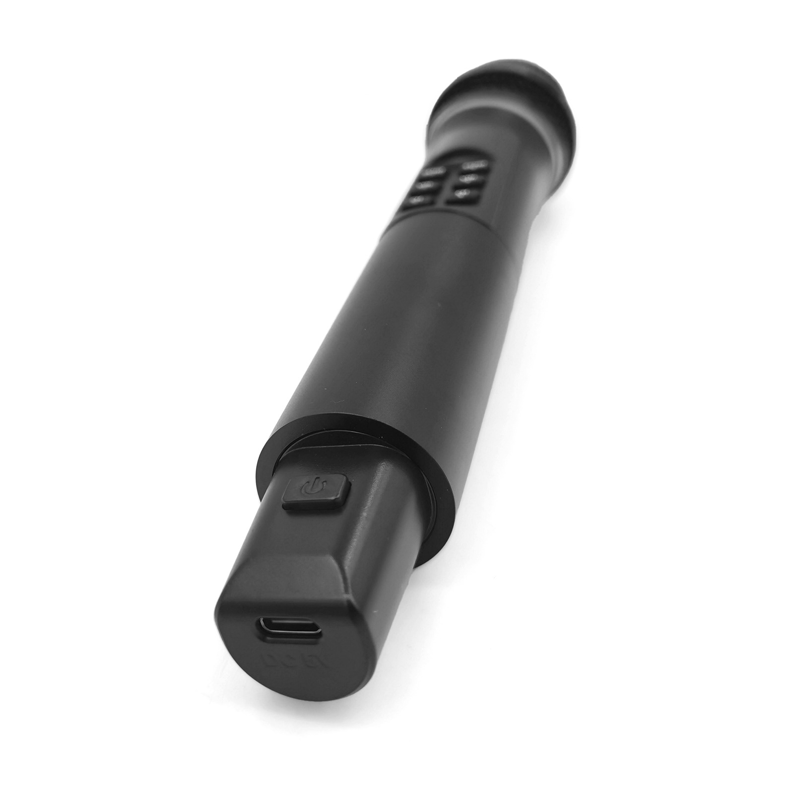 Czarny mikrofon z portem USB-C i przyciskiem zasilania.