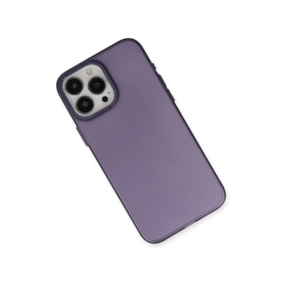 Üç kamera lensli mor telefon kılıfı. Beyaz üzerine izole edilmiş.