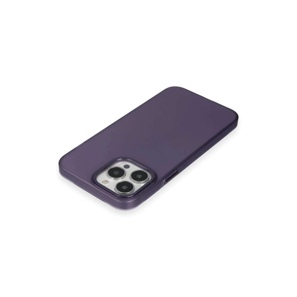 Üç kamera lensli mor telefon kılıfı açılı olarak gösteriliyor.