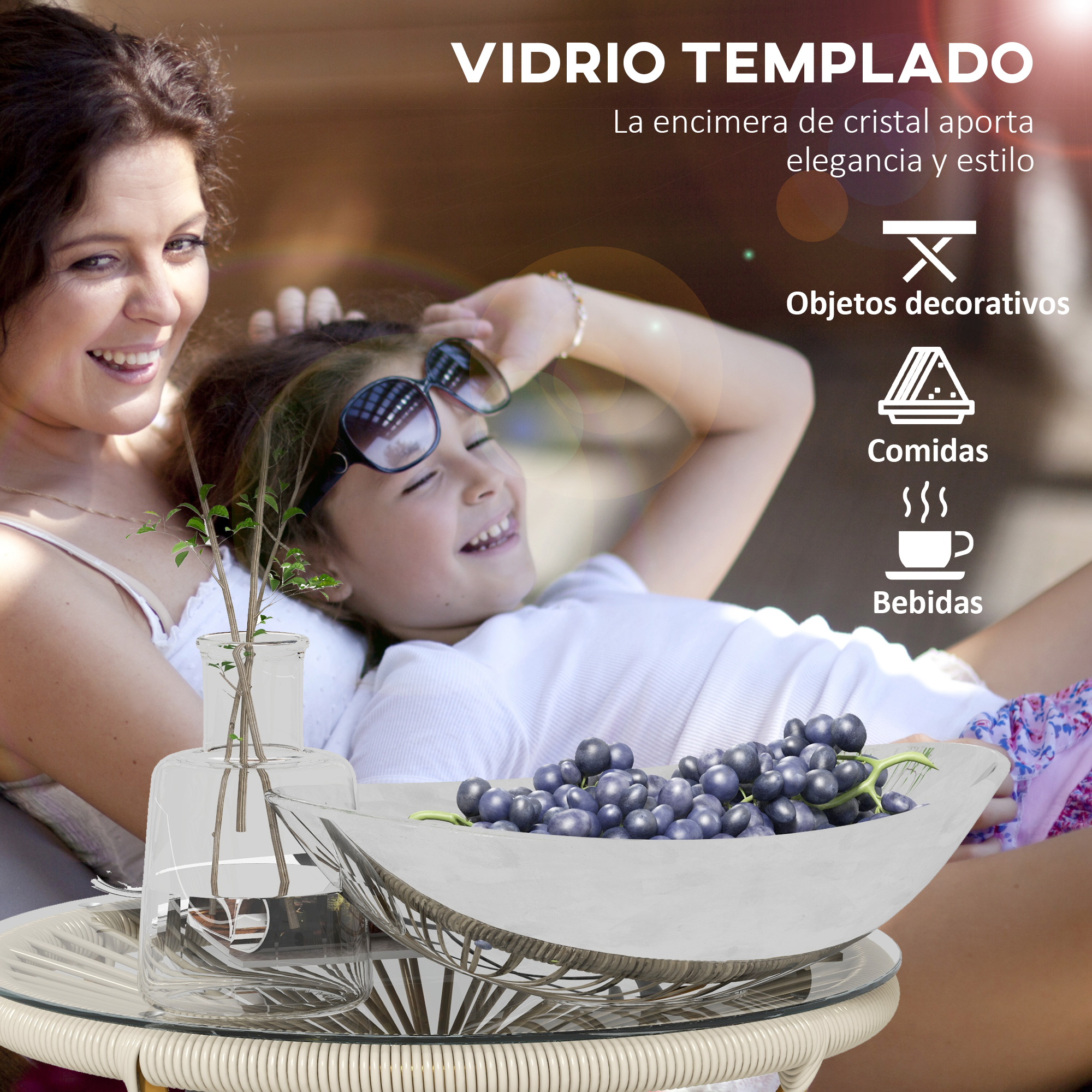 Una mujer y una niña sonríen al aire libre. Un tazón de uvas sobre una mesa.