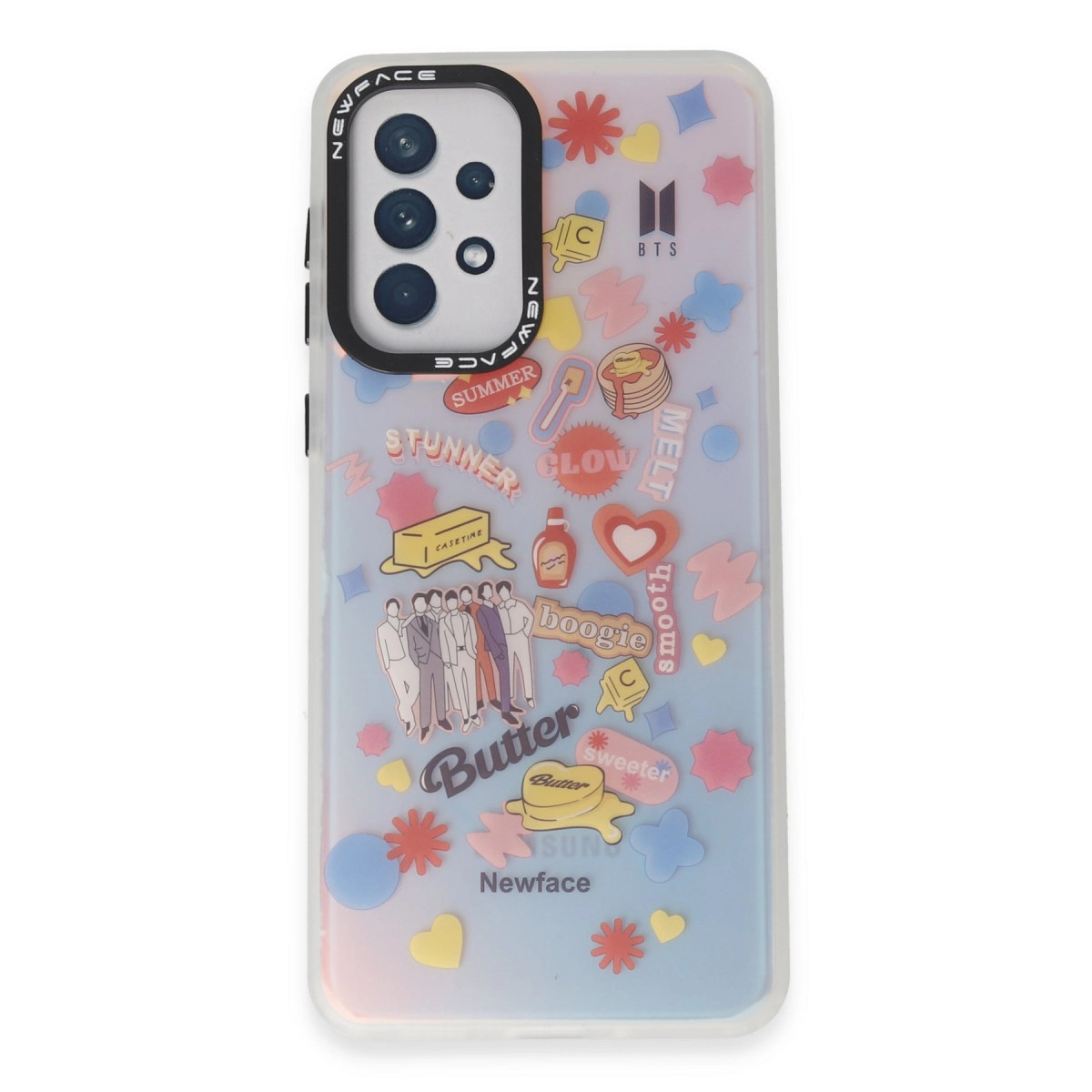 Mavi ve pembe arka plan üzerinde BTS motifleri ve renkli çıkartmalar bulunan telefon kılıfı.