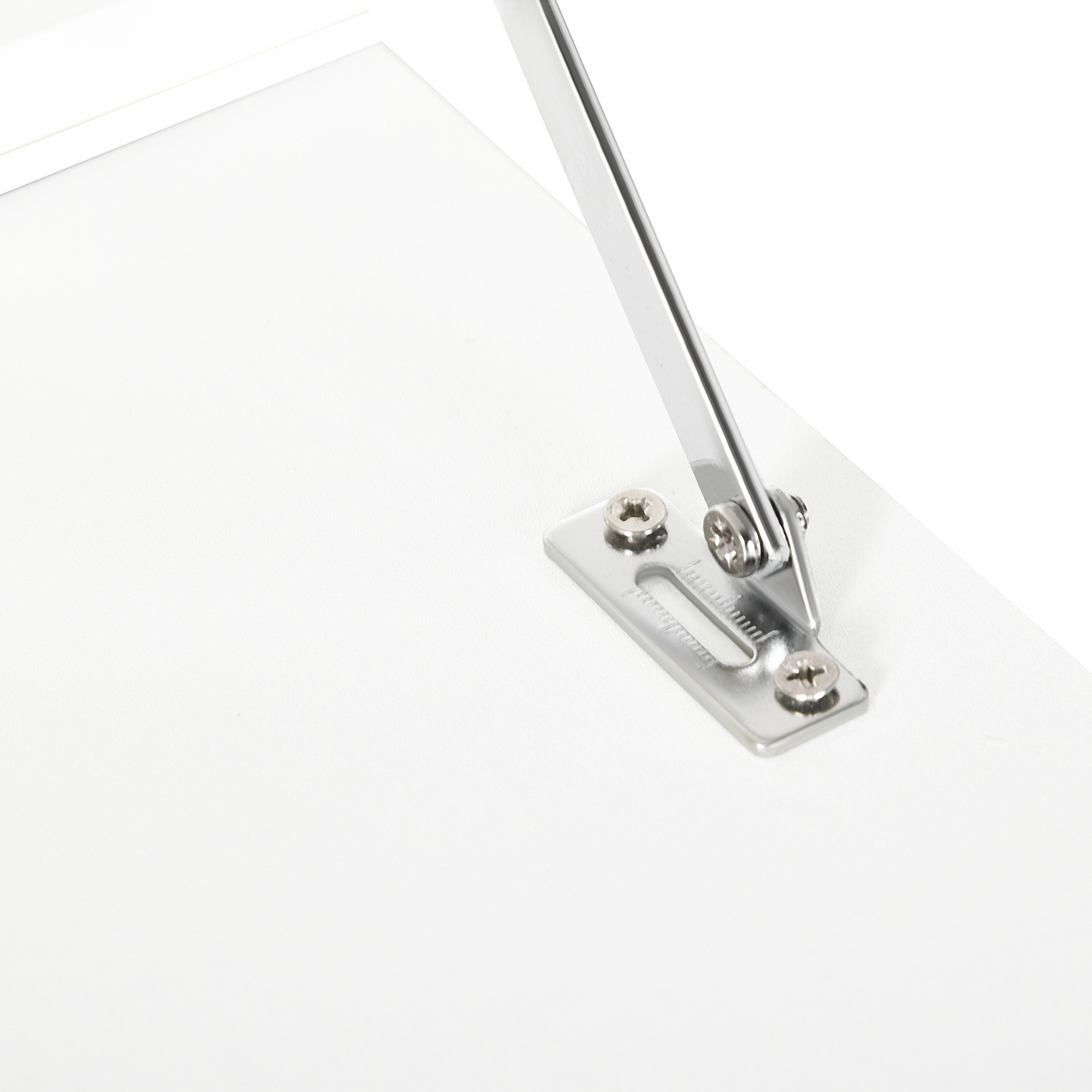 Bisagra de metal con tornillos sobre fondo blanco.