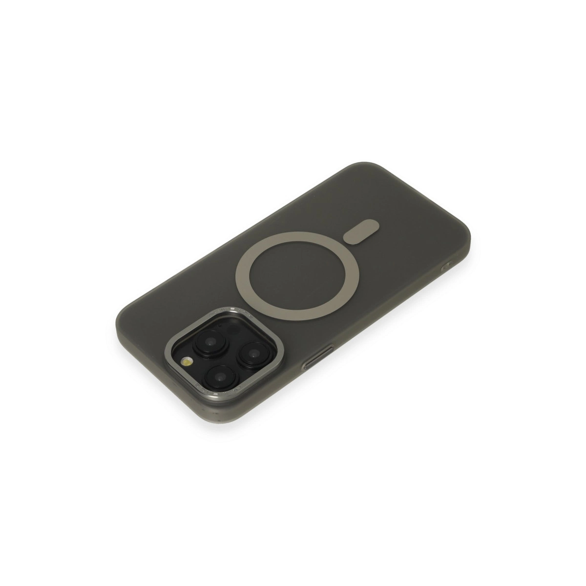 Mıknatıslı halkalı ve üç kamera lensli koyu gri telefon kılıfı.