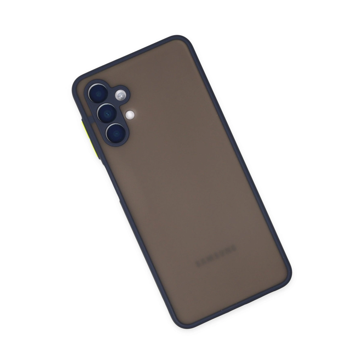 Koyu kenarlı kahverengi telefon kılıfı, üç kamera ve flaş.