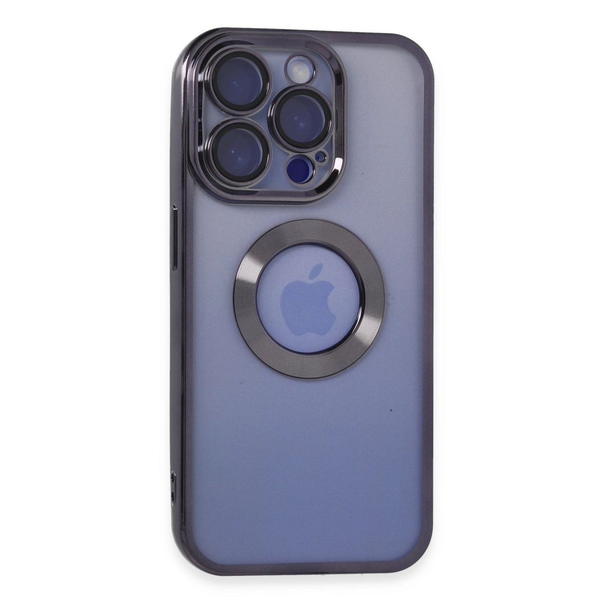 Beyaz arka plan üzerinde Apple logosu ve üçlü kameraya sahip mor kılıf.