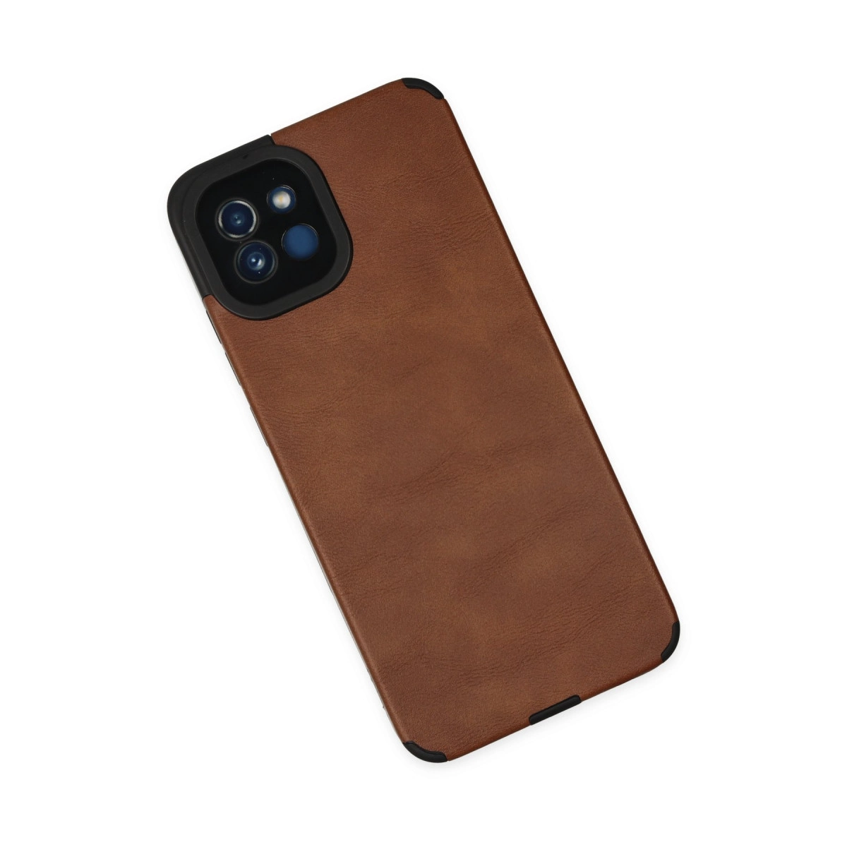 Siyah kamera çıkıntılı kahverengi deri telefon kılıfı, beyaz zeminde duruyor.